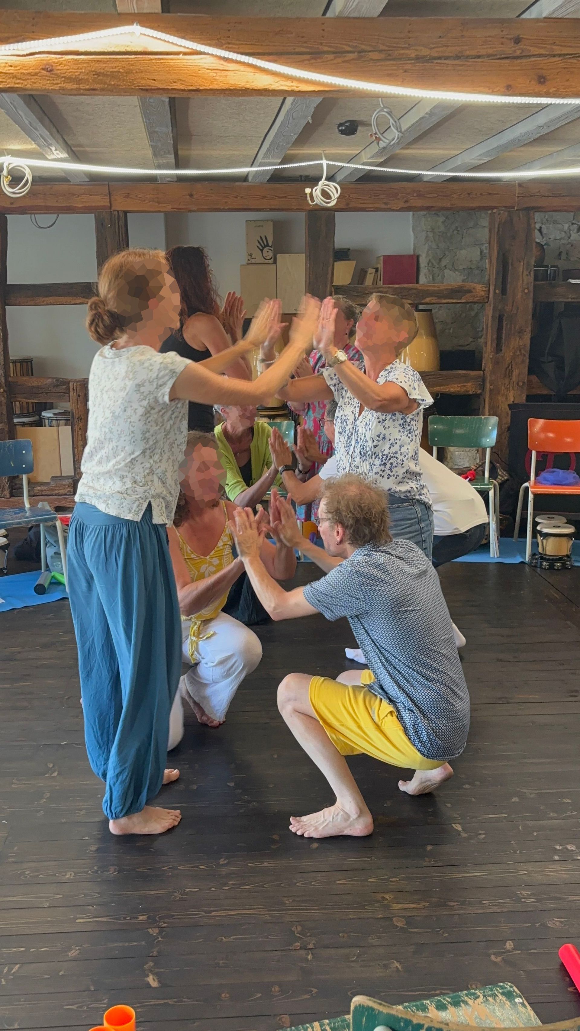 Eine Gruppe Erwachsen macht ein Klatschspiel