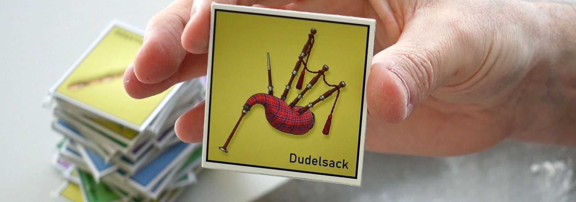 Fertige Karte mit Buchbinderpappe Selbst gebasteltes Memo Legespiel zum Musikinstrumente kennenlernen