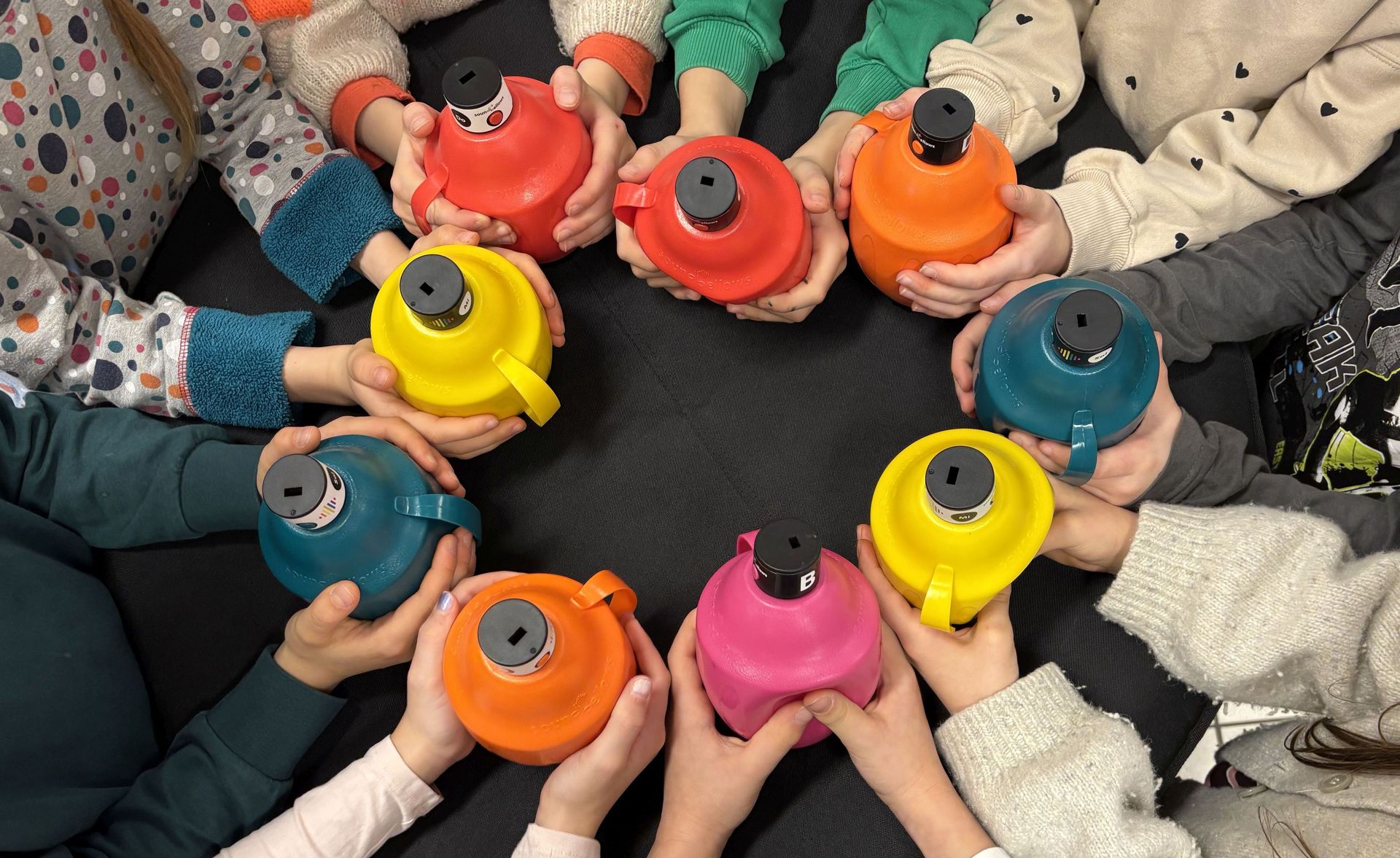 Kinder spielen auf den Soundbellows®