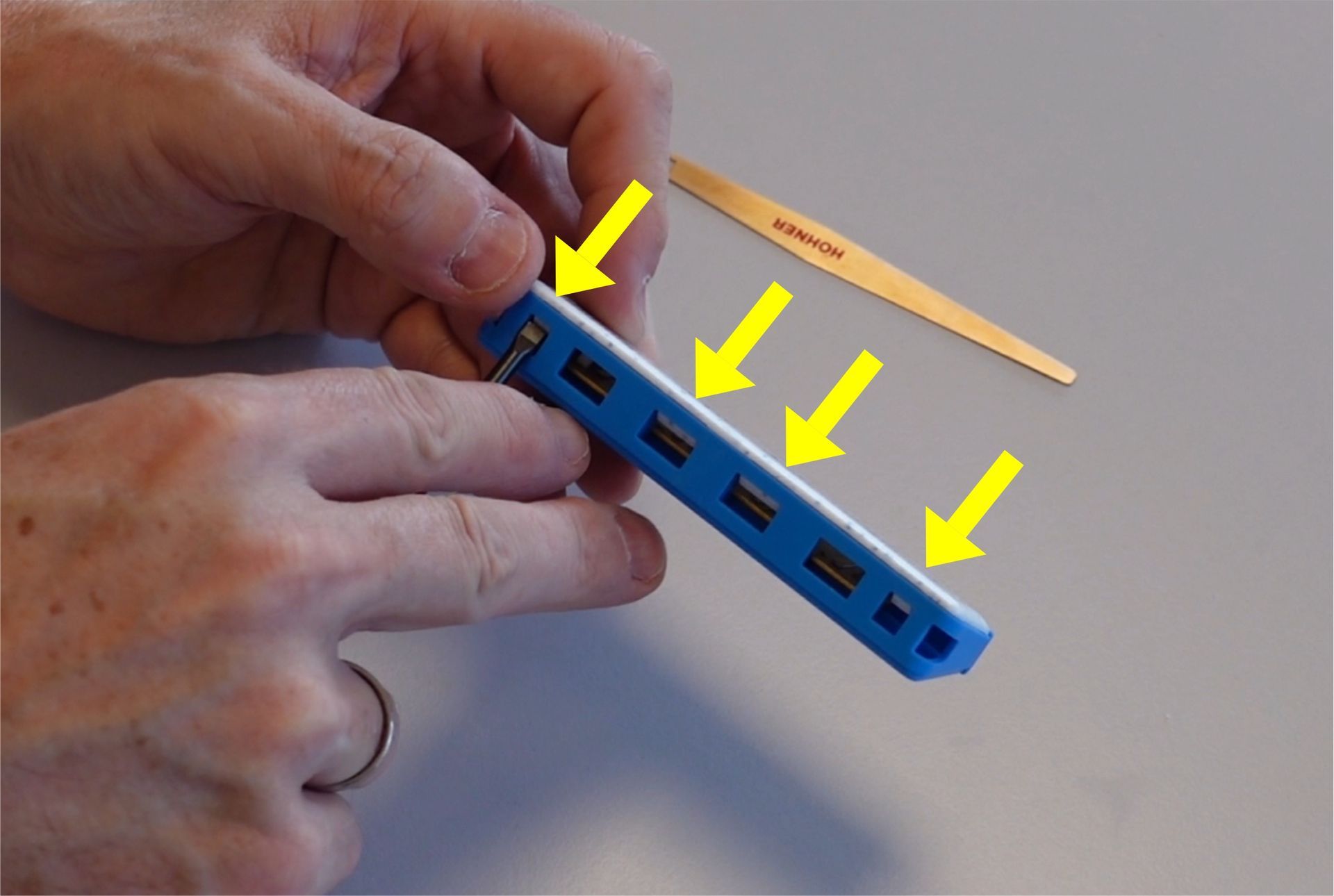 An diesen vier Stellen sind die Nocken! Mundharmonika Speedy öffnen zum Reinigen und Reparieren