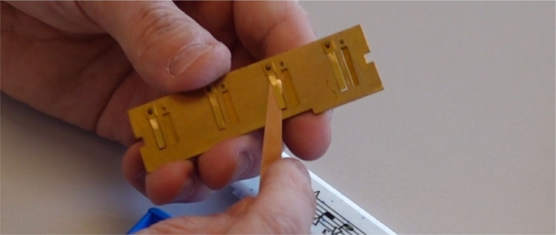 Mit dem Lösplättchen den Abstand einstellen Hohner Mundharmonika Stimmzungen richten