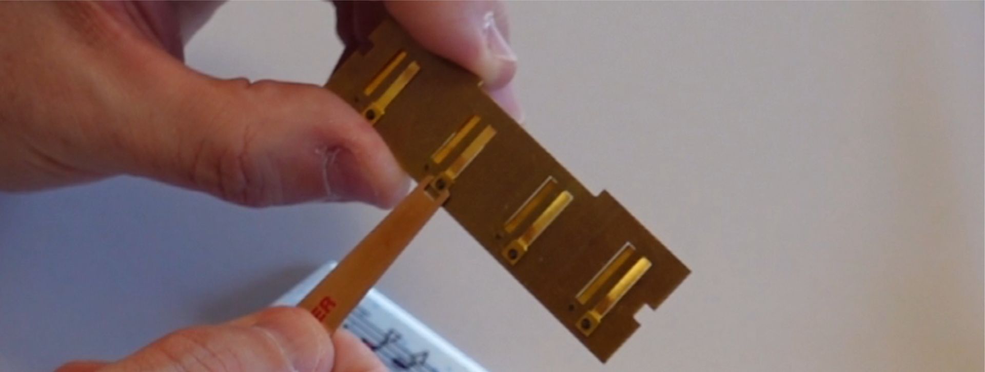 Mit dem Zungenzentrierschlüssel ausrichten Stimmzungen der Hohner Mundharmonika Speedy ausrichten | Reparatur