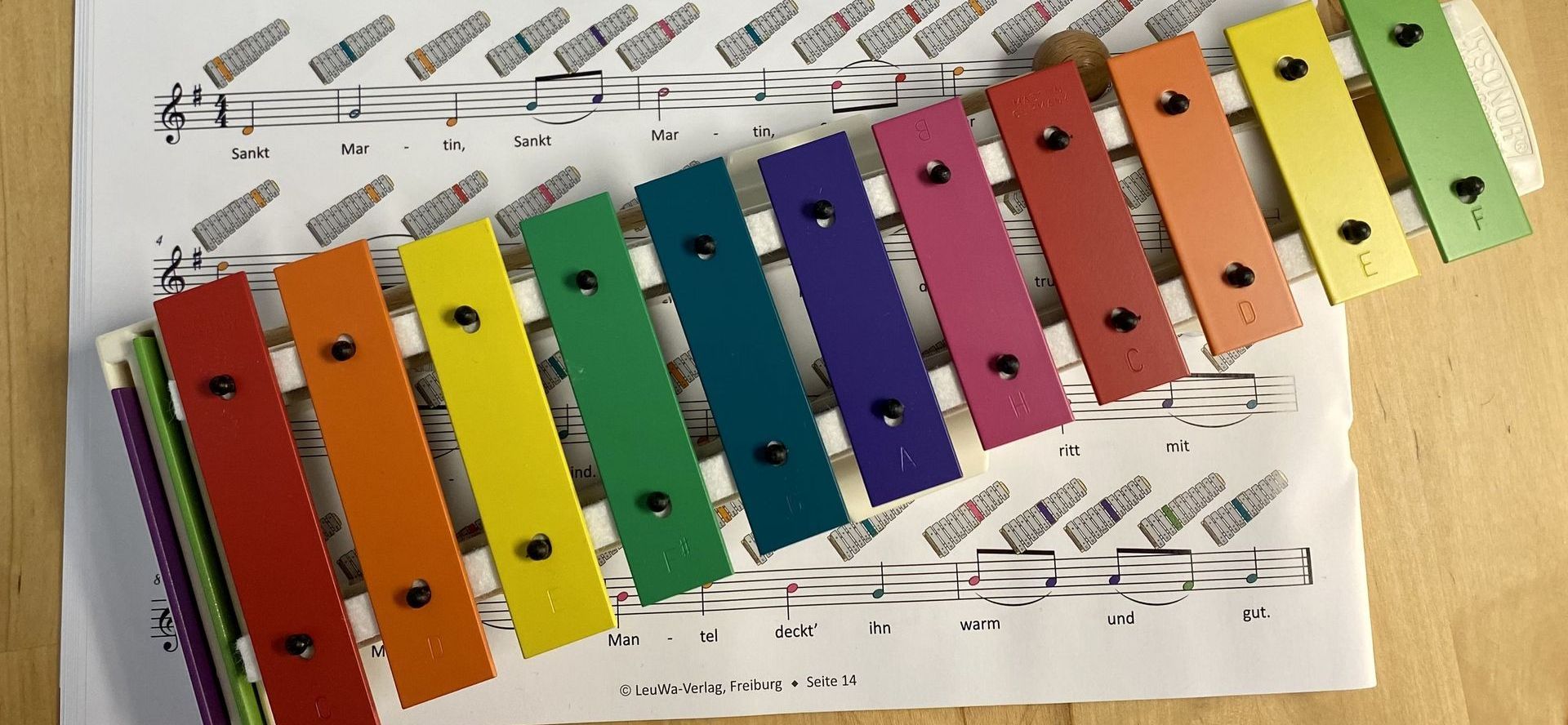 Sonor BWG Boomwhackers Glockenspiel auf einem Notenblatt von