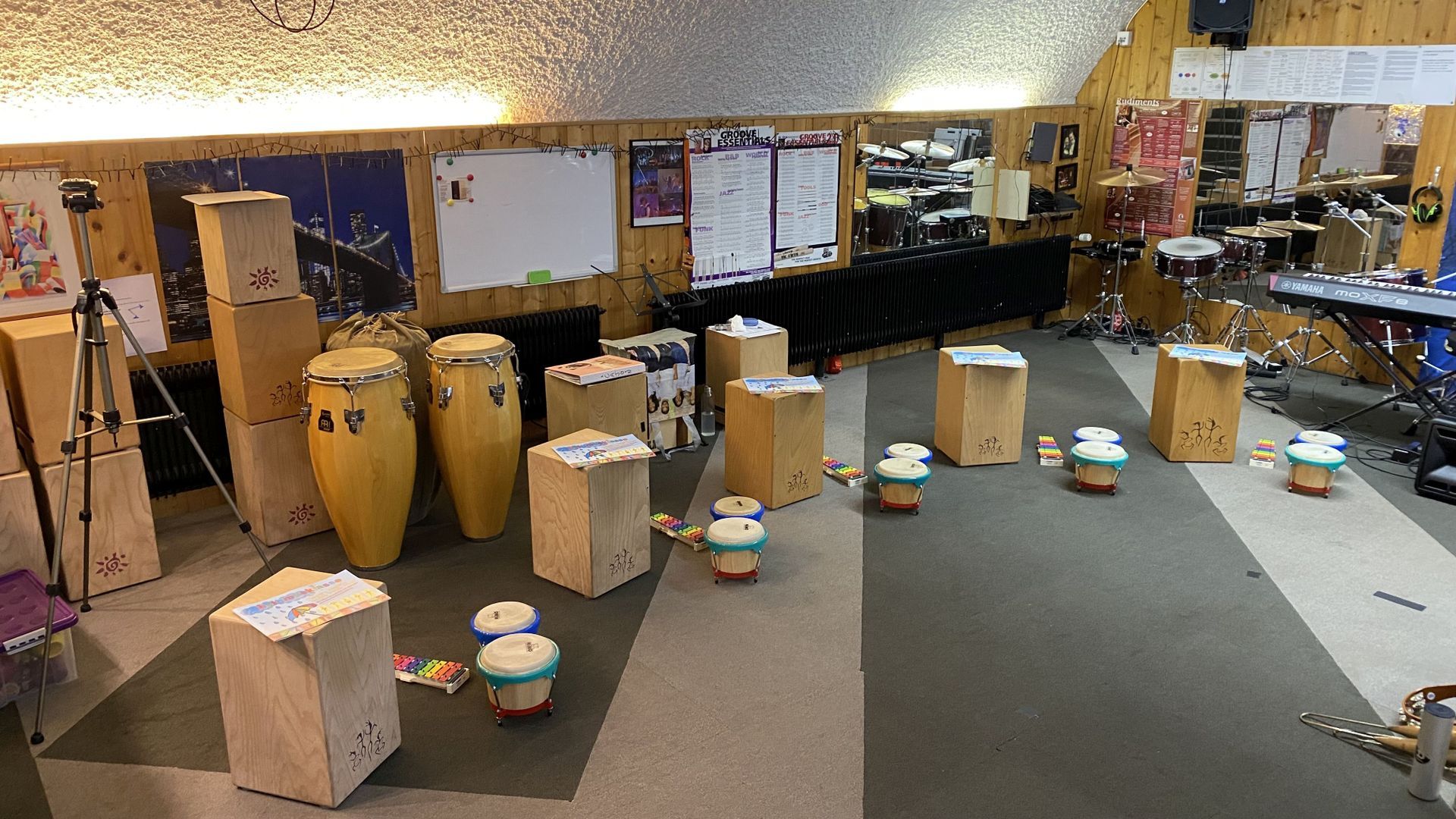Raum mit vielen Perkussionsinstrumenten| Congas | Cajónes | Bongos
