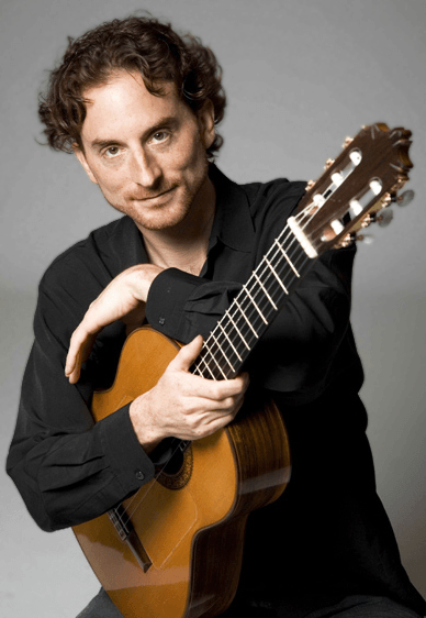Anton Oberlin mit der Gitarre