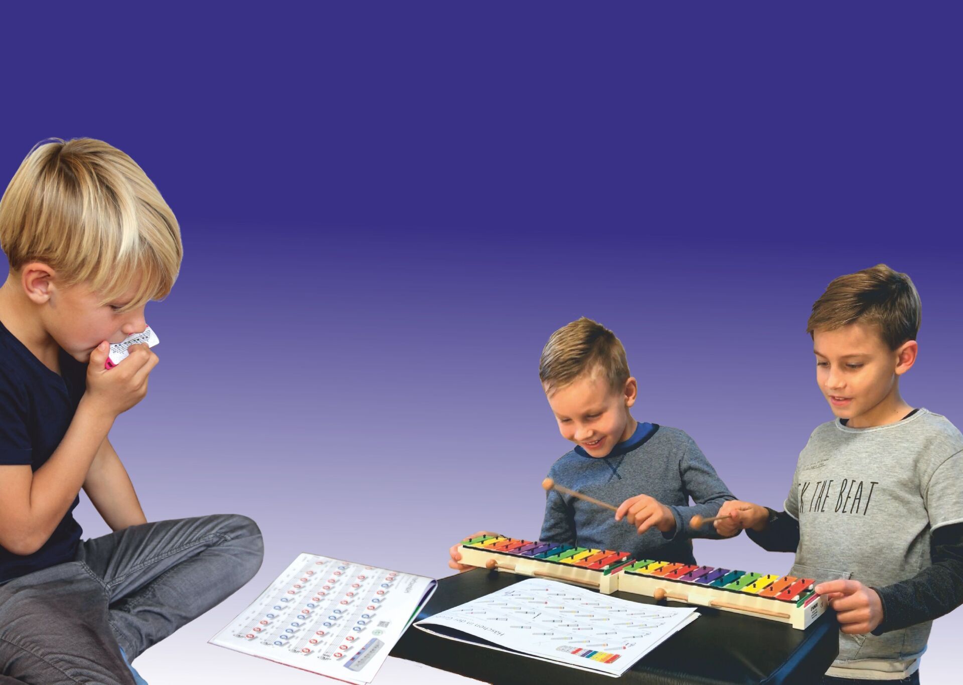 Kinder spielen Mundharmonika und Glockenspiel nach den einfachen LeuWa Noten mit den Bildsymbolen