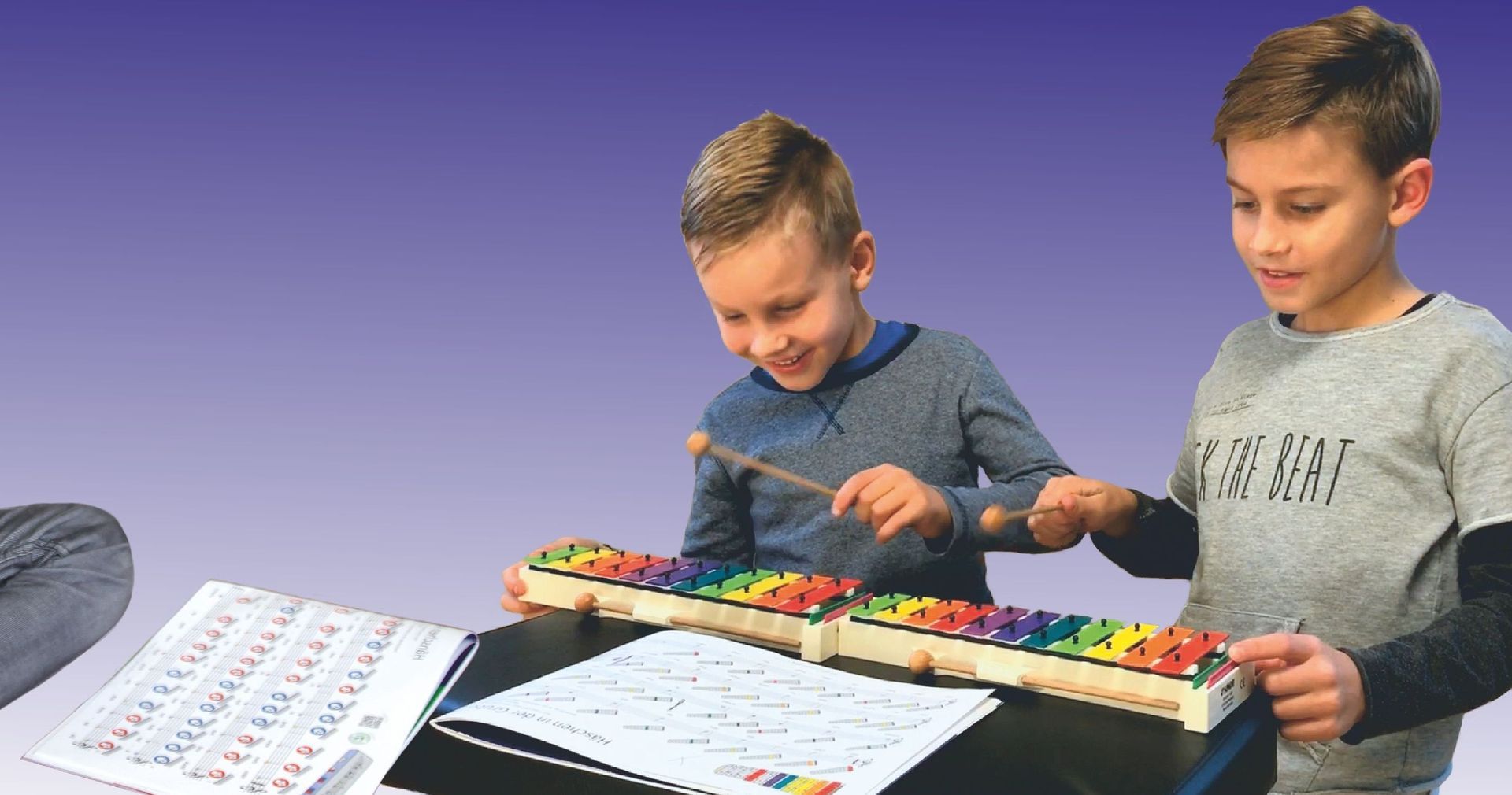 Zwei Kinder spielen auf einem Glockenspiel | Liederbuch mit Bildsymbolen aus der Reihe Einfacher-Geht-Nicht