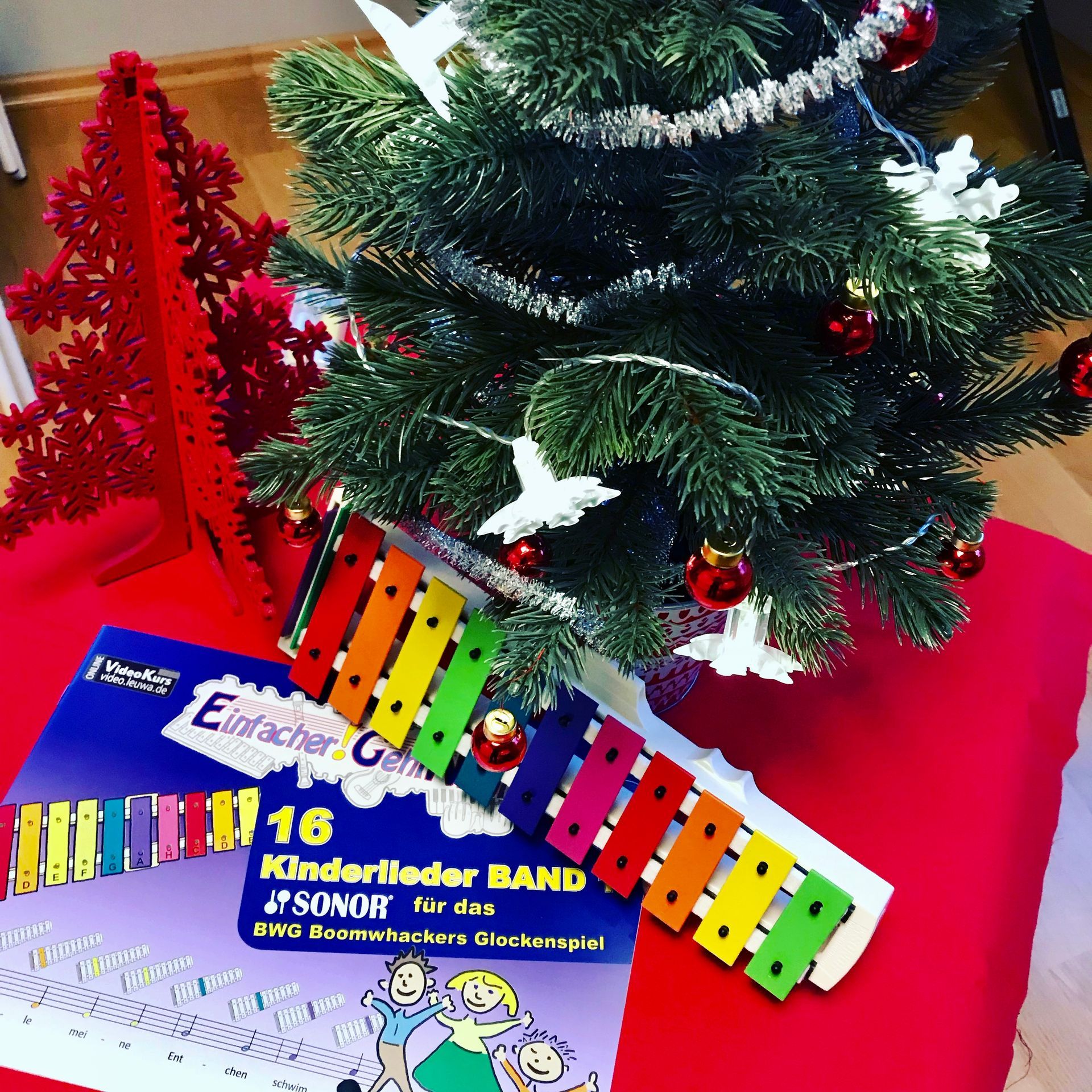 Glockenspiel als Weihnachtsgeschenk | Weihnachtslieder und Kinderlieder | kostenlose Liedtexte und Playback