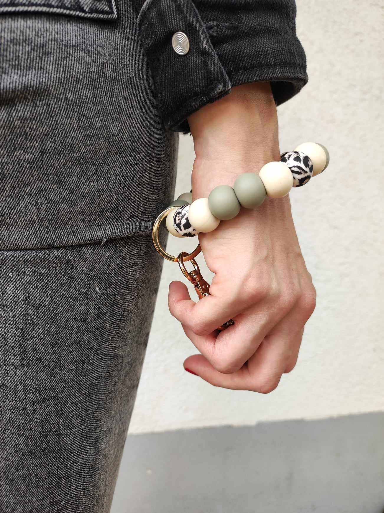 Personalisierte Schlüsselarmbänder aus Silikonperlen, Handyketten aus Silikon & Holzperlen, Schlüsselanhänger mit Namen oder Motiven