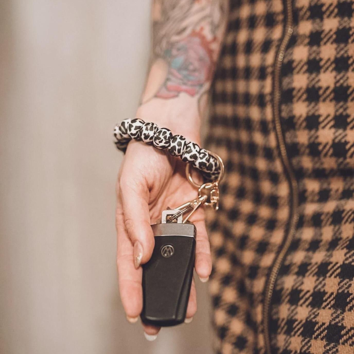 Personalisierbares Schlüsselarmband Leopard aus Silikonperlen– stylisches Accessoire für Frauen