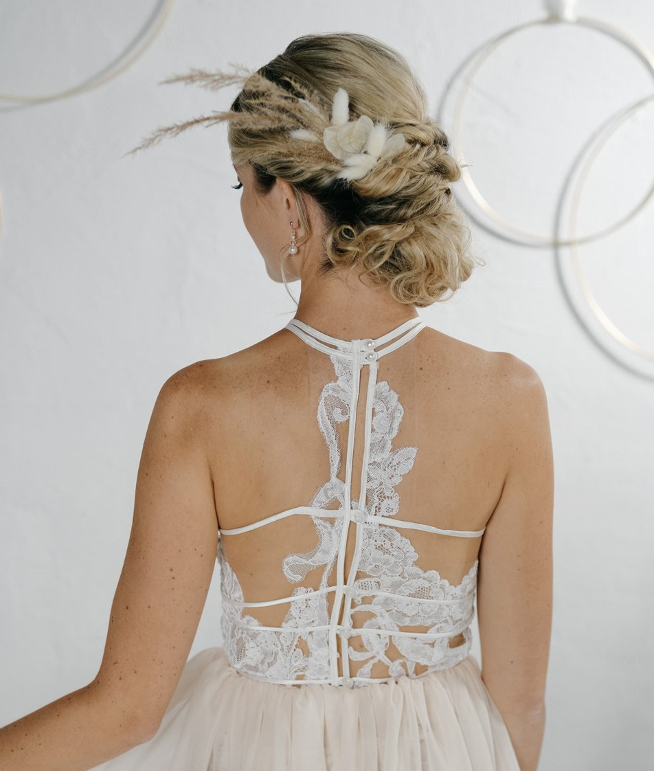 Ava Brautmode, Brautkleid, Hochzeitskleid, Braut, Hochzeit, Brautmodenladen, Brautgeschäft, Hochzeitsladen, Brautmodengeschäft, Maßschneider, Maßgeschneidert, maßgeschneidertes Brautkleid, Brautkleid nach deinen Wünschen, Couture, Couturekleid, Vintagekleid, Vintagebrautkleid, Seidenbrautkleider, schönste Hochzeitskleider, Bohobrautkleid, Bohowedding, Bohoweddingdress, Bohospitze, Bohokleider, zwischen Tüll und Tränen, Spitze, Seide, Chiffon; Stuttgart, Calw, Nagold, Wildberg, Herrenberg, Böblingen, Sindelfingen, Pforzheim, Freudenstadt, Stammheim, Rottenburg, Horb, Enzkreis, Bodensee, Ravensburg, Friedrichshafen, Sigmaringen, Tuttlingen, Albstadt, Tübingen, Reutlingen, Göppingen, Esslingen, Wendlingen, Ulm, zwischentüllundtränen, urban