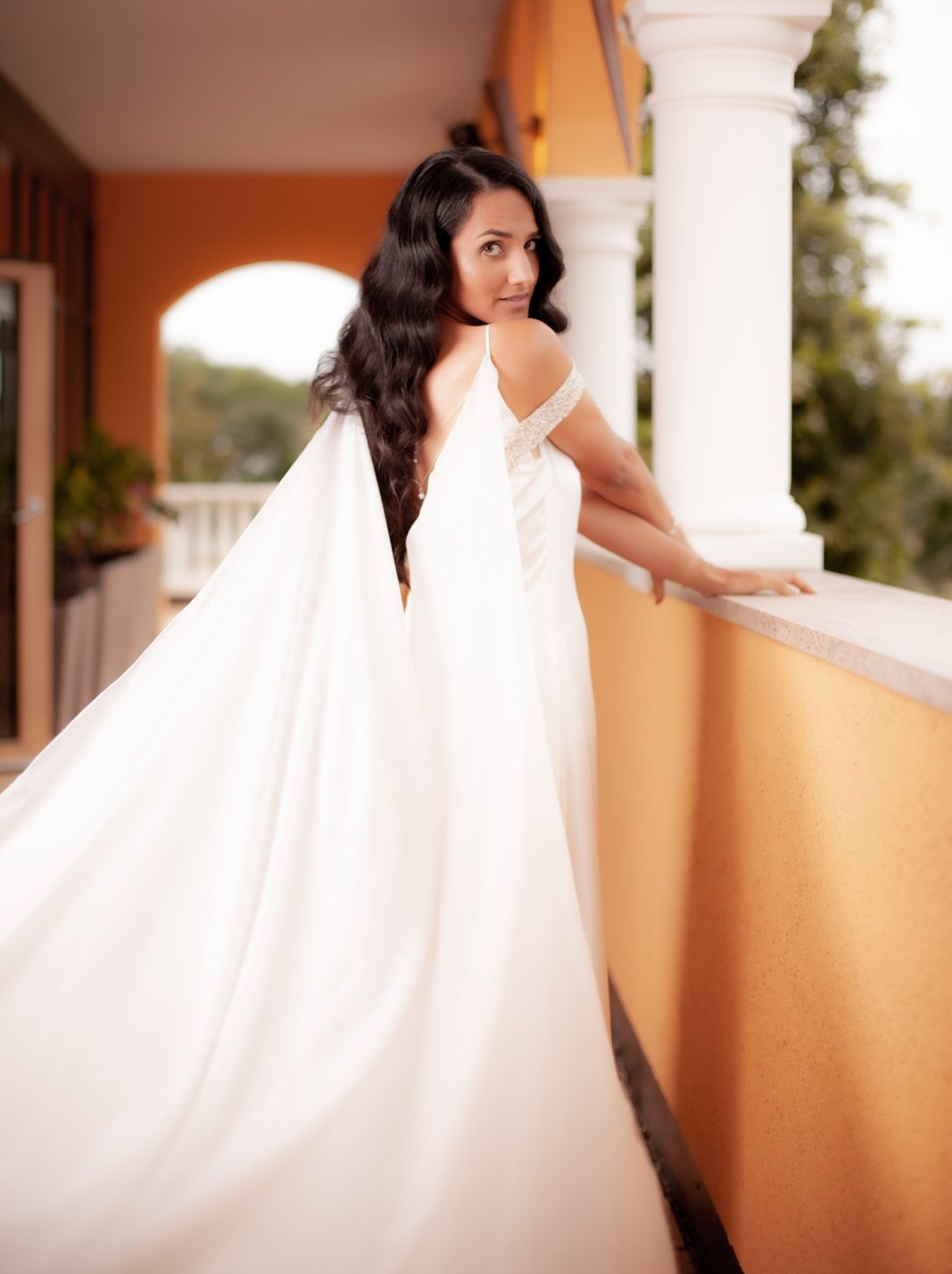 Schulterschleppe Joleen Designerkleider, Designerbrautkleider, Traumkleid, Brautmode, Brautkleid, Hochzeitskleid, Braut, Hochzeit, Brautmodenladen, Brautgeschäft, Hochzeitsladen, Brautmodengeschäft, Maßschneider, Maßgeschneidert, maßgeschneidertes Brautkleid, Brautkleid nach deinen Wünschen, Couture, Couturekleid, Vintagekleid, Vintagebrautkleid, Seidenbrautkleider, schönste Hochzeitskleider, Bohobrautkleid, Bohowedding, Bohoweddingdress, Bohospitze, Bohokleider, zwischen Tüll und Tränen, Spitze, Seide, Chiffon; Stuttgart, Calw, Nagold, Wildberg, Herrenberg, Böblingen, Sindelfingen, Pforzheim, Freudenstadt, Stammheim, Rottenburg, Horb, Enzkreis, Bodensee, Ravensburg, Friedrichshafen, Sigmaringen, Tuttlingen, Albstadt, Tübingen, Reutlingen, Göppingen, Esslingen, Wendlingen, Ulm, zwischentüllundtränen, urban