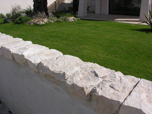 Bordo muro recinzione in Marmo di Orosei a spacco