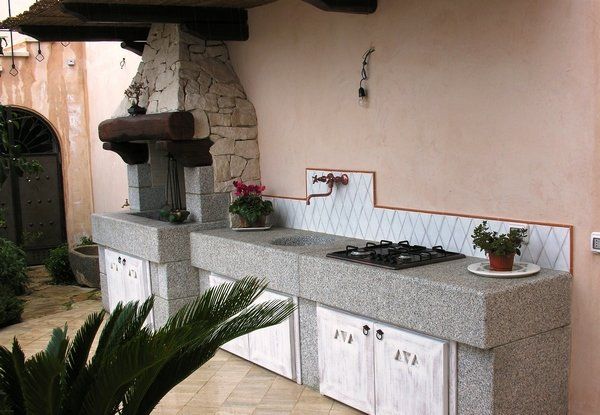 Barbecue esterno in Granito Rosa Beta bocciardato