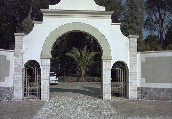 Ingresso monumentale con particolari in Travertino