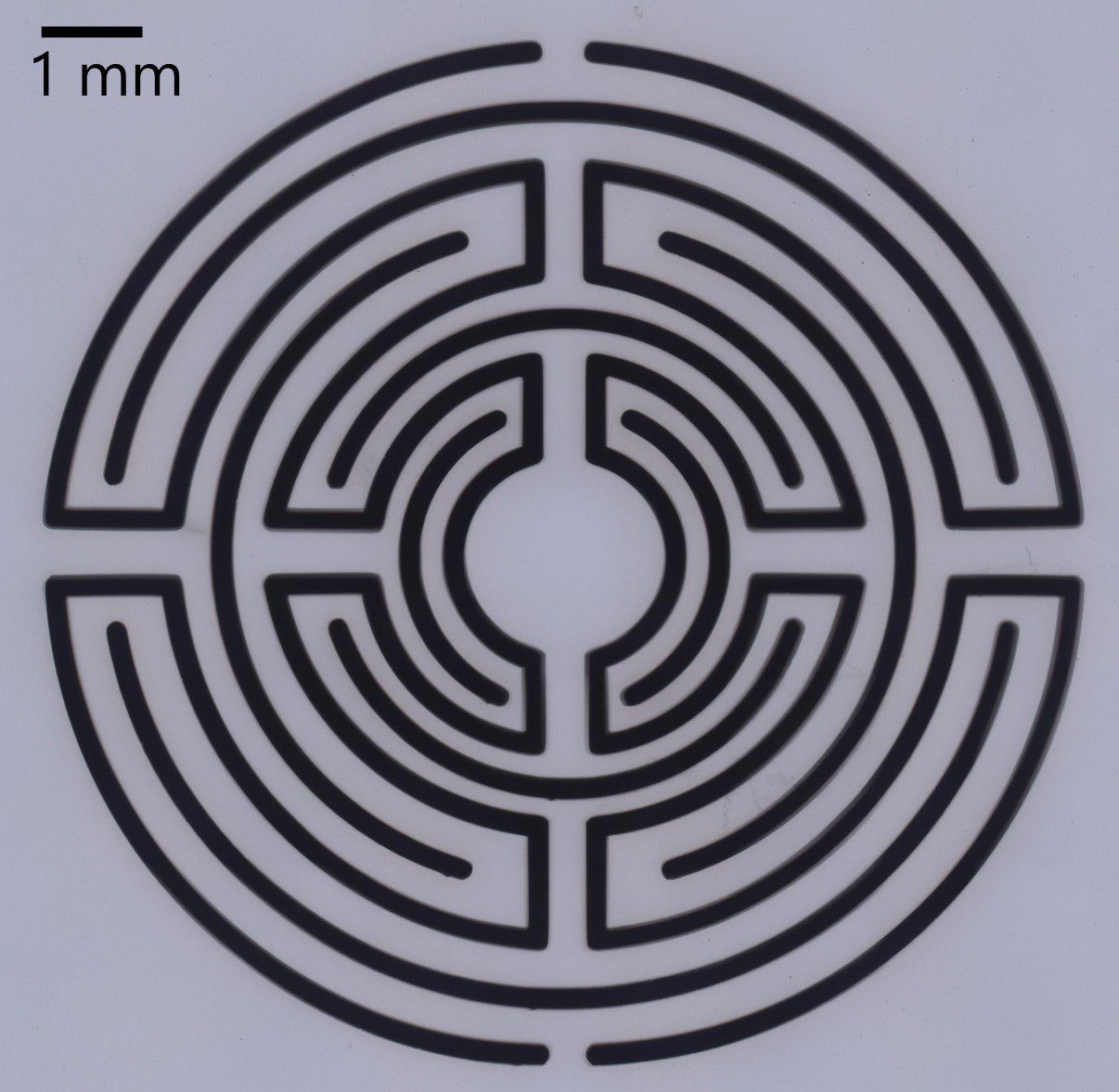 Lasergeschnittenes Labyrinth in Aluminiumoxid