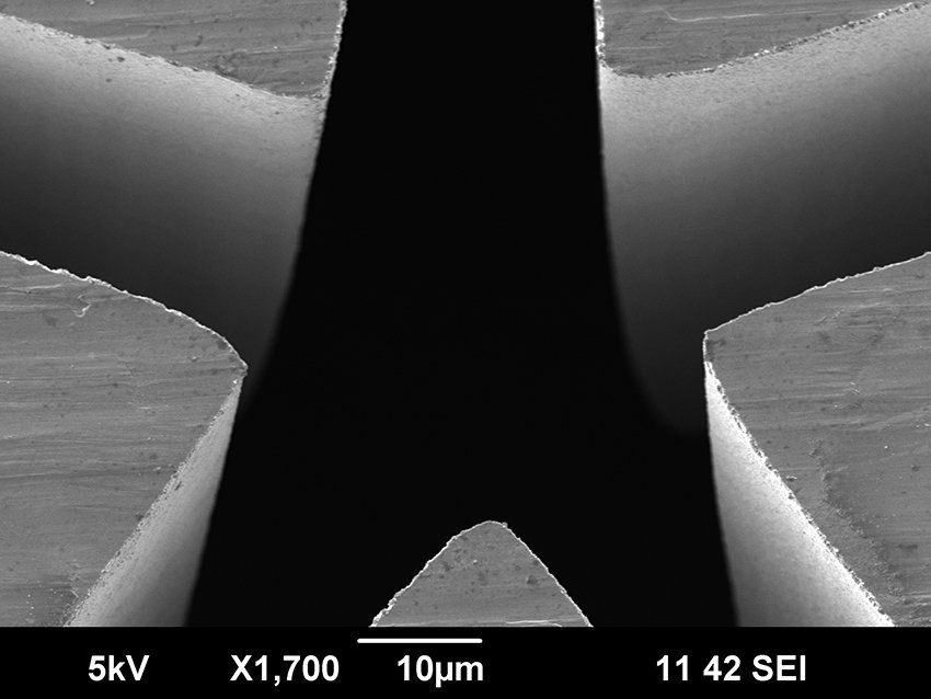 Nahaufnahme Freiform Laserbohrung in Gold-Platin