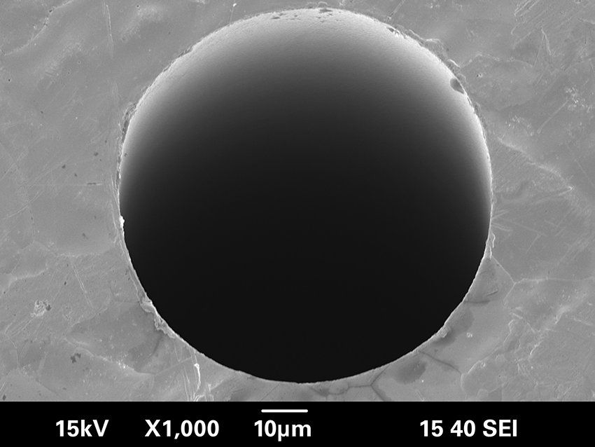 Runde Mikrobohrung in 1 mm dickem Gold-Platin Austrittseite