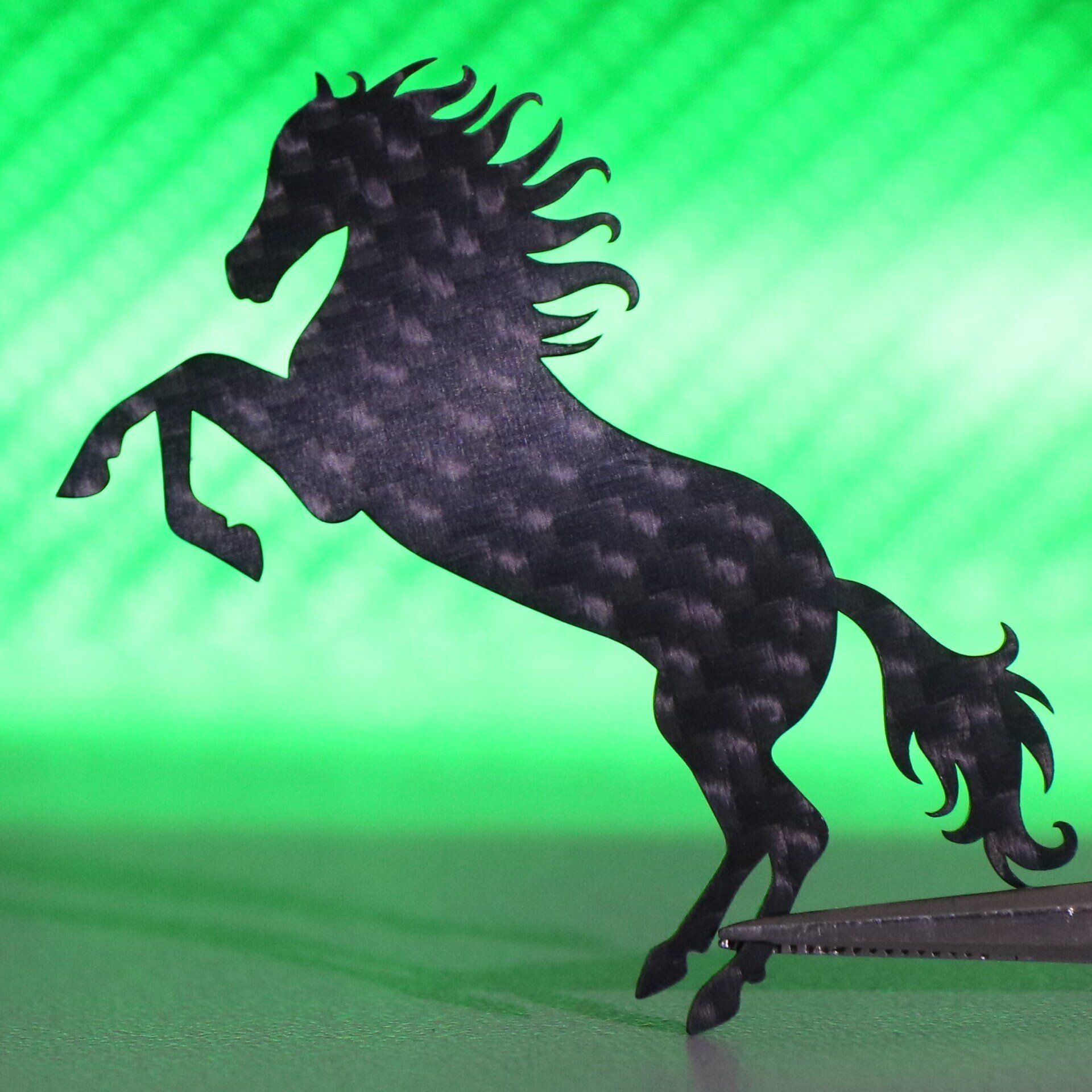 Feinschneiden des Stuttgarter Pferds aus CFK mit dem Laser