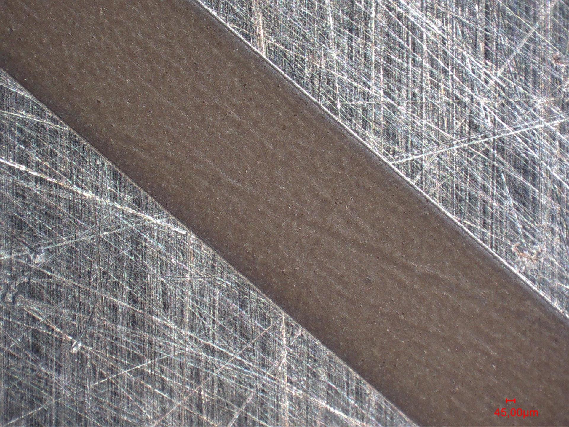 Abgetragene Silberschicht von einer Piezo-Keramik