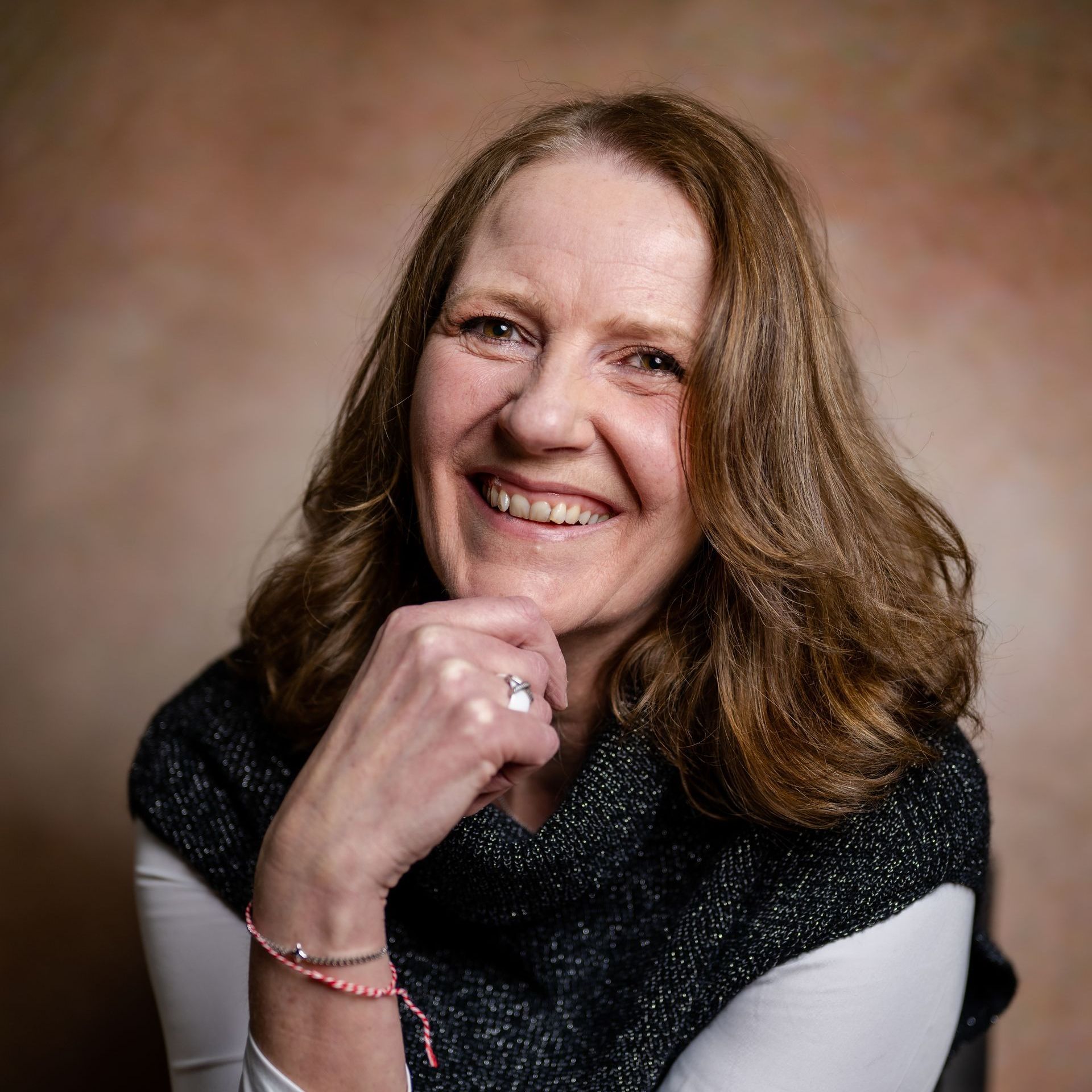 Portrait einer lachenden Frau mit schulterlangen Haaren