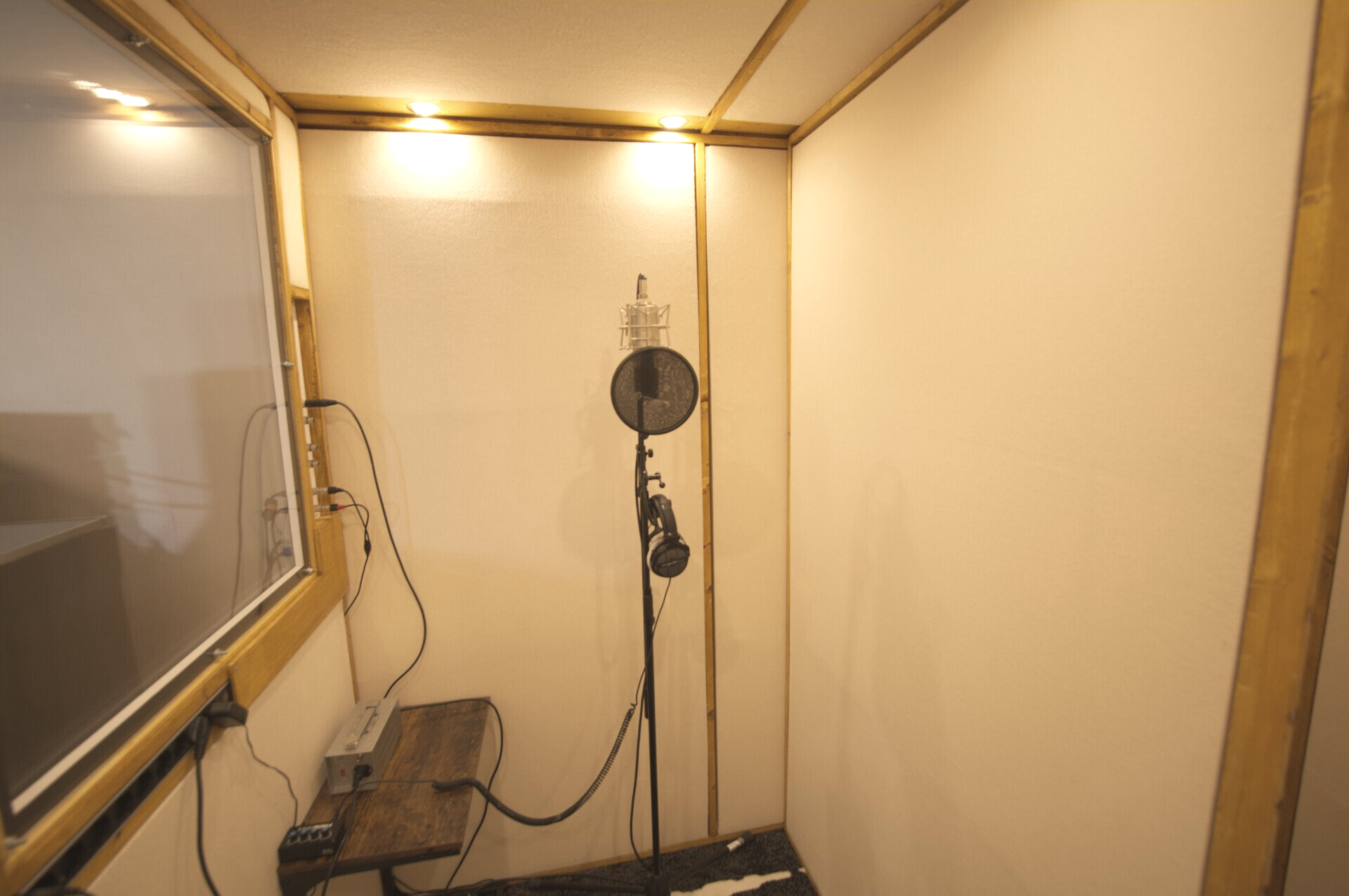 Bandaufnahmen; Sängerin; Sänger; Sprachaufnahmen; Akustikoptimiert; Trockener Raum; Pop Schutz; Desser; Gesangstechnik; Mikrofone; Gesangsmikros