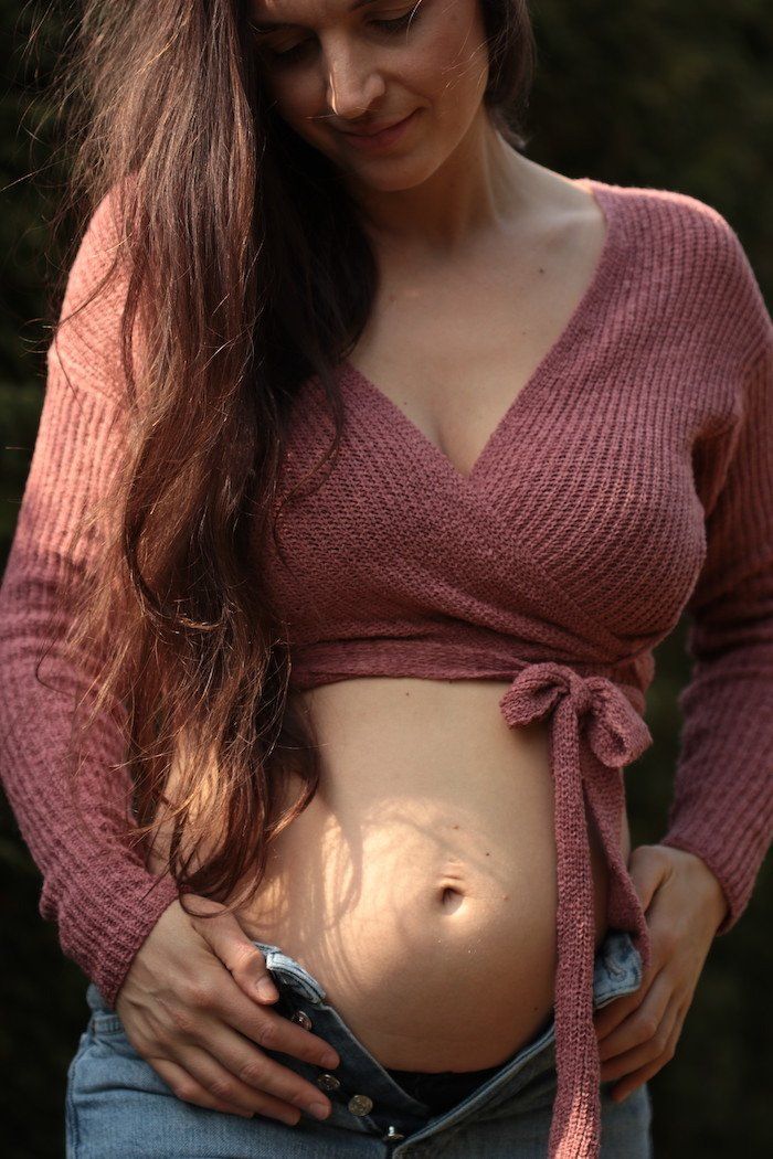 Saskia mit schwangerem Bauch