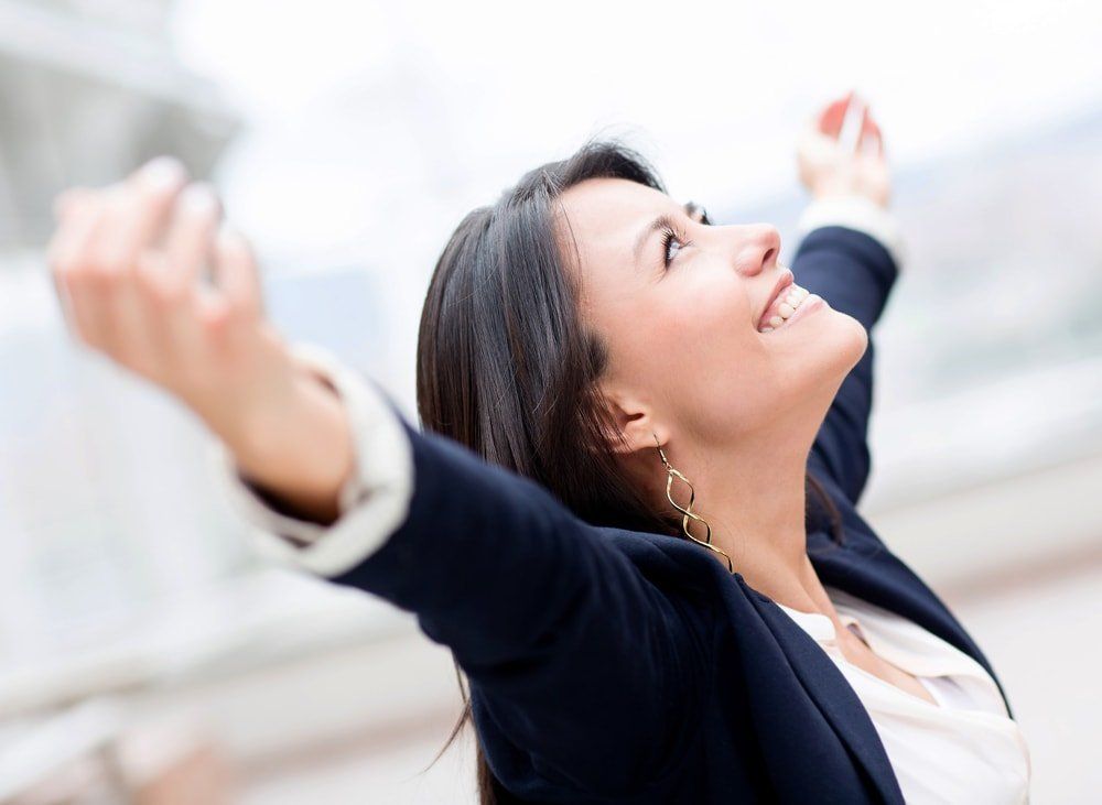 Geschäftsfrau freut sich über Erfolg, Freiraumgeschenk business, virtuelle Assisenz