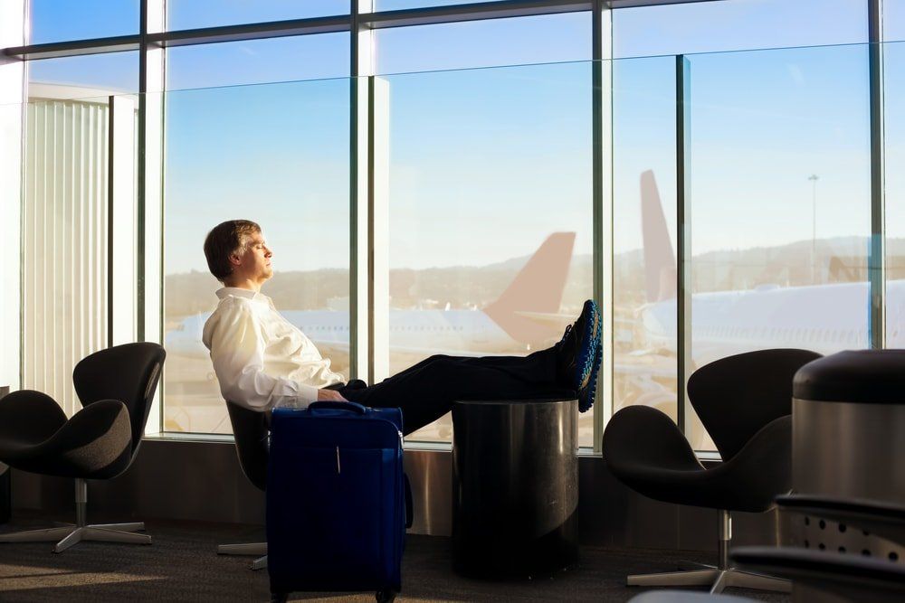 Geschäftsmann wartet auf Abflug, Freiraumgeschenk business, virtuelle Assisenz