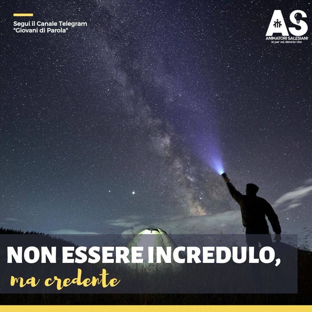 Un uomo che guarda il cielo stellato sopra di sé.