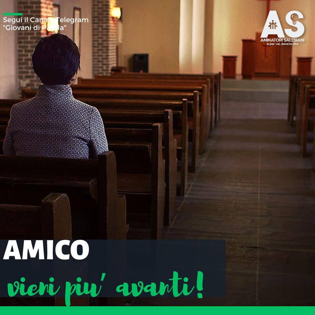 Foto di una cappella vuota tranne che per una donna seduta all'ultimo banco.