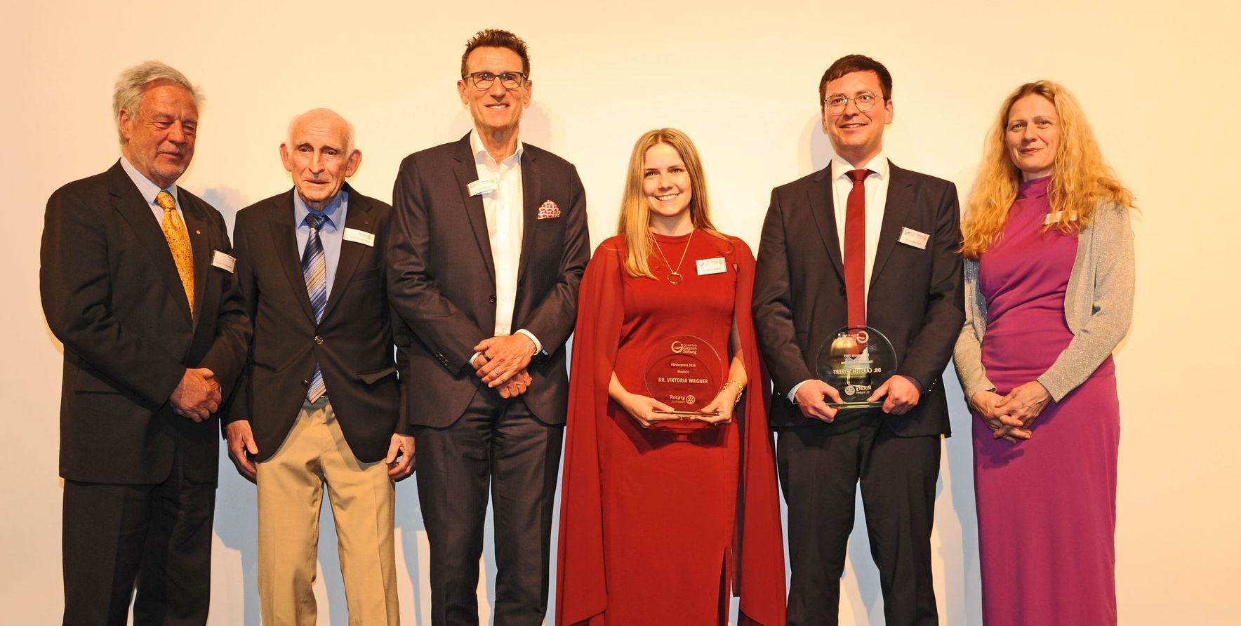 Gruppenfoto Preisträger 2025 mit Laudatoren und Koordinator der Hans-und-Ruth-Giessen-Stiftung