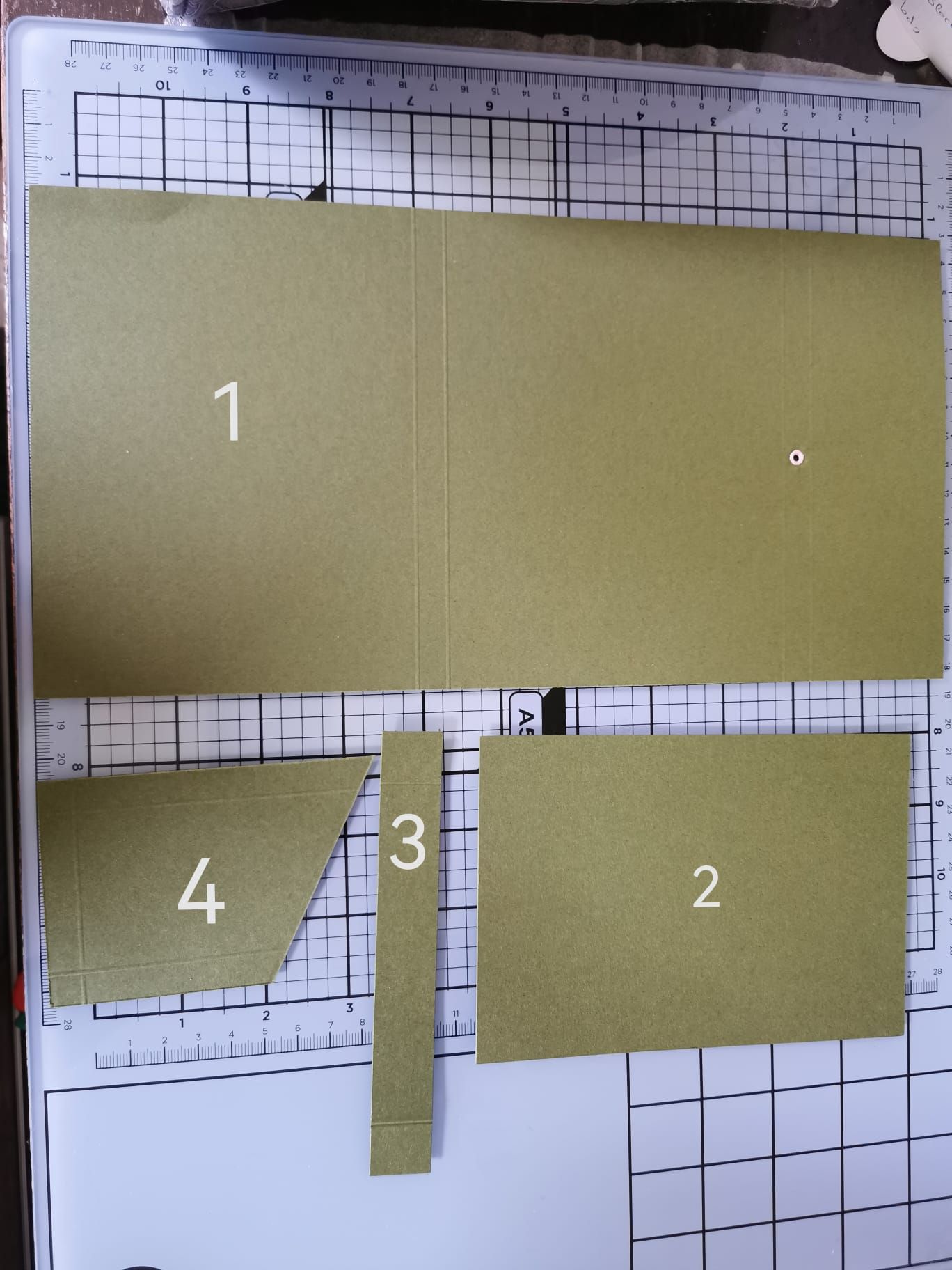 Diese Teile aus Farbkarton werden benötigt