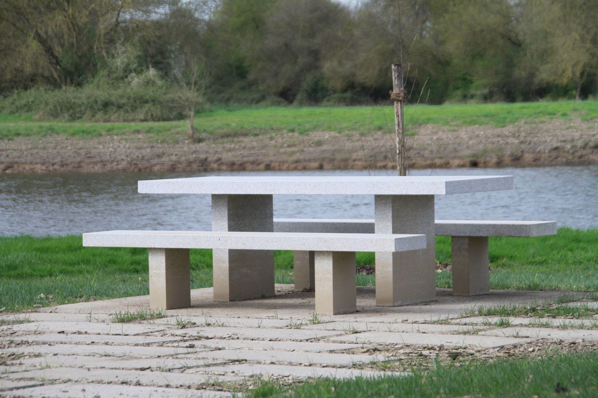Ensemble picnic. Table et banquettes en granit scié. Longueur: 2,20 mètres.