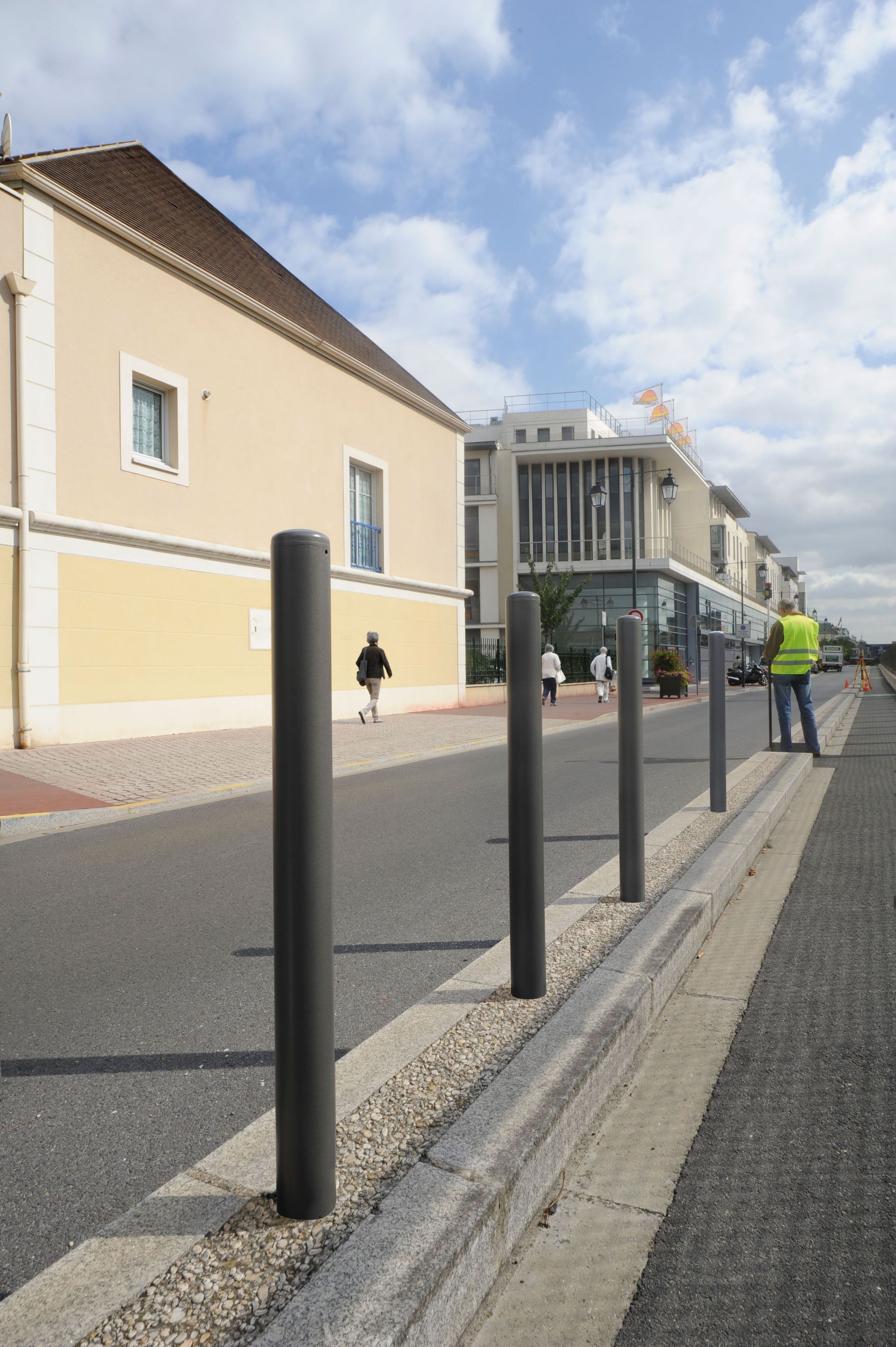 Potelet en acier zingué thermolaqué. amovible ou fixe. Différents diamètres 76 mm/90 mm/114 mm