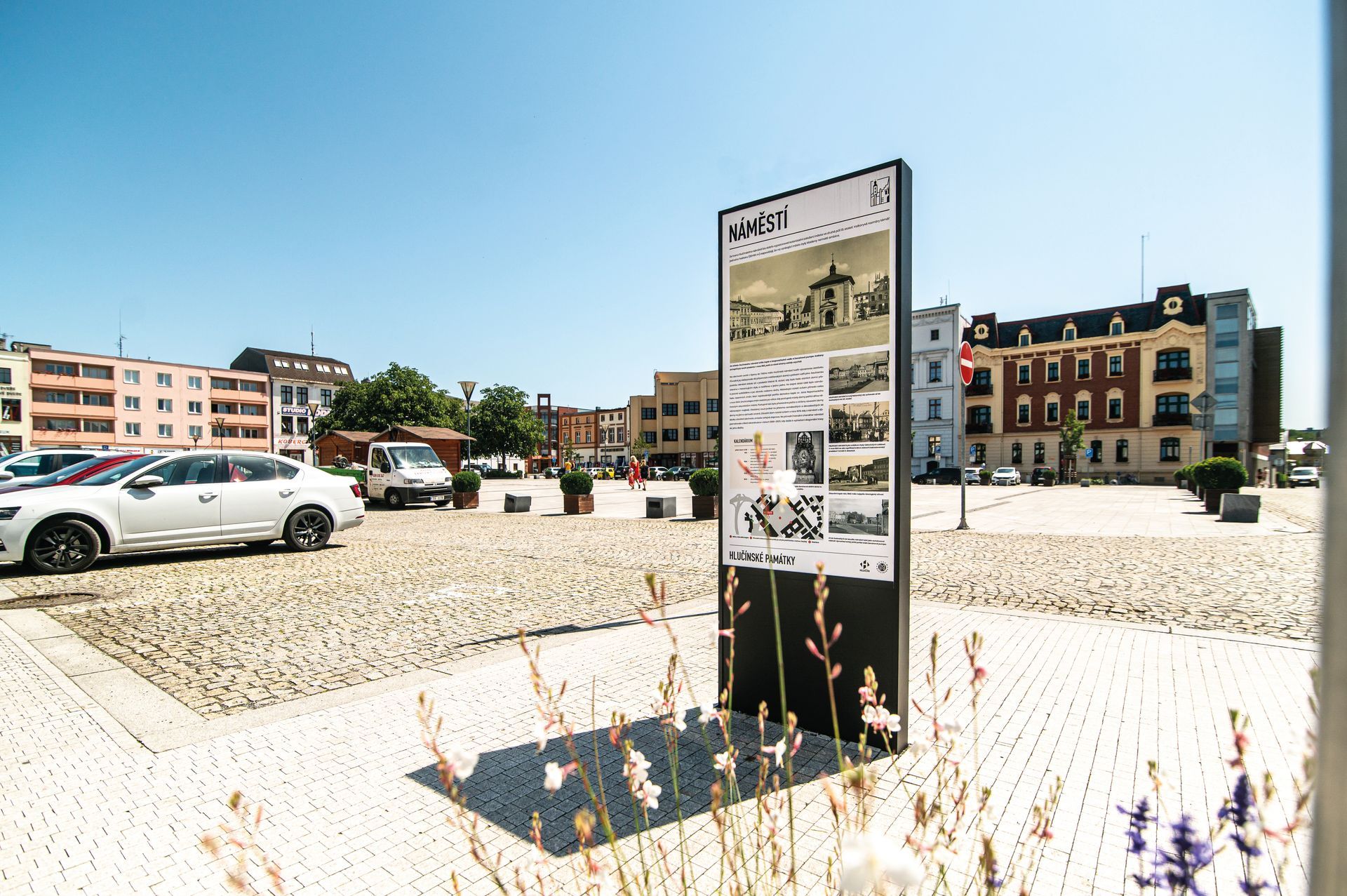 Panneau d'information en acier galvanisé thermolaqué. Profils en aluminium thermolaqués.