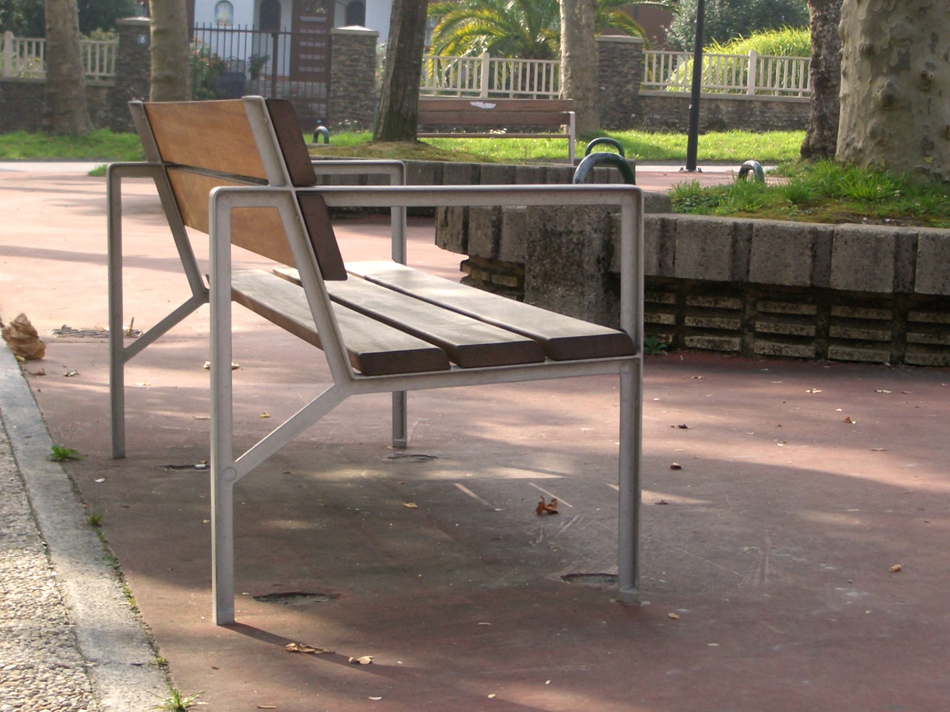 Banc MUTILOA avec piétement et aluminium et lames en bois tropical. Il existe aussi en fauteuil.