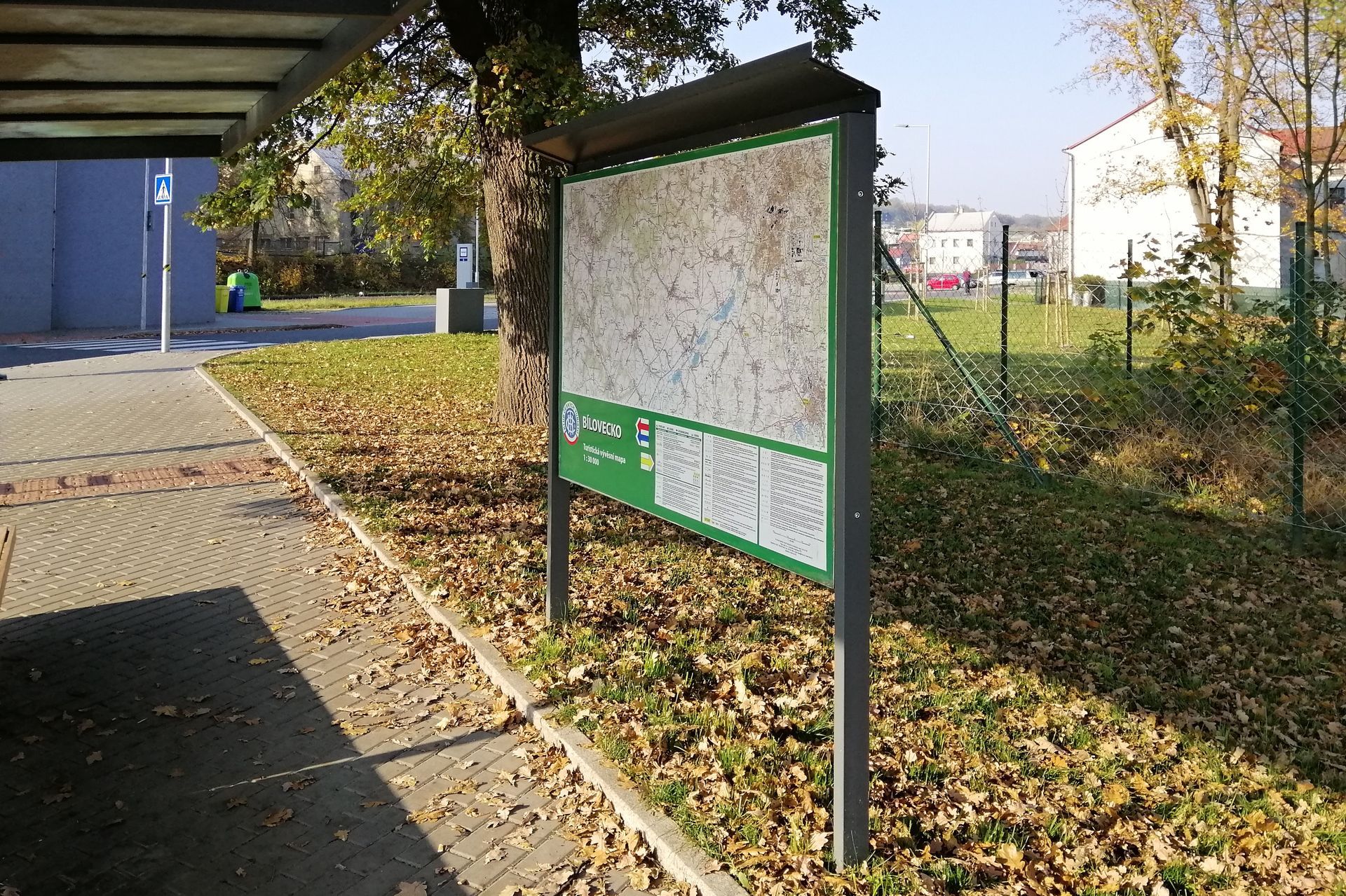 Panneau d'information en acier galvanisé thermolaqué. Cadre en aluminium. casquette de protection.