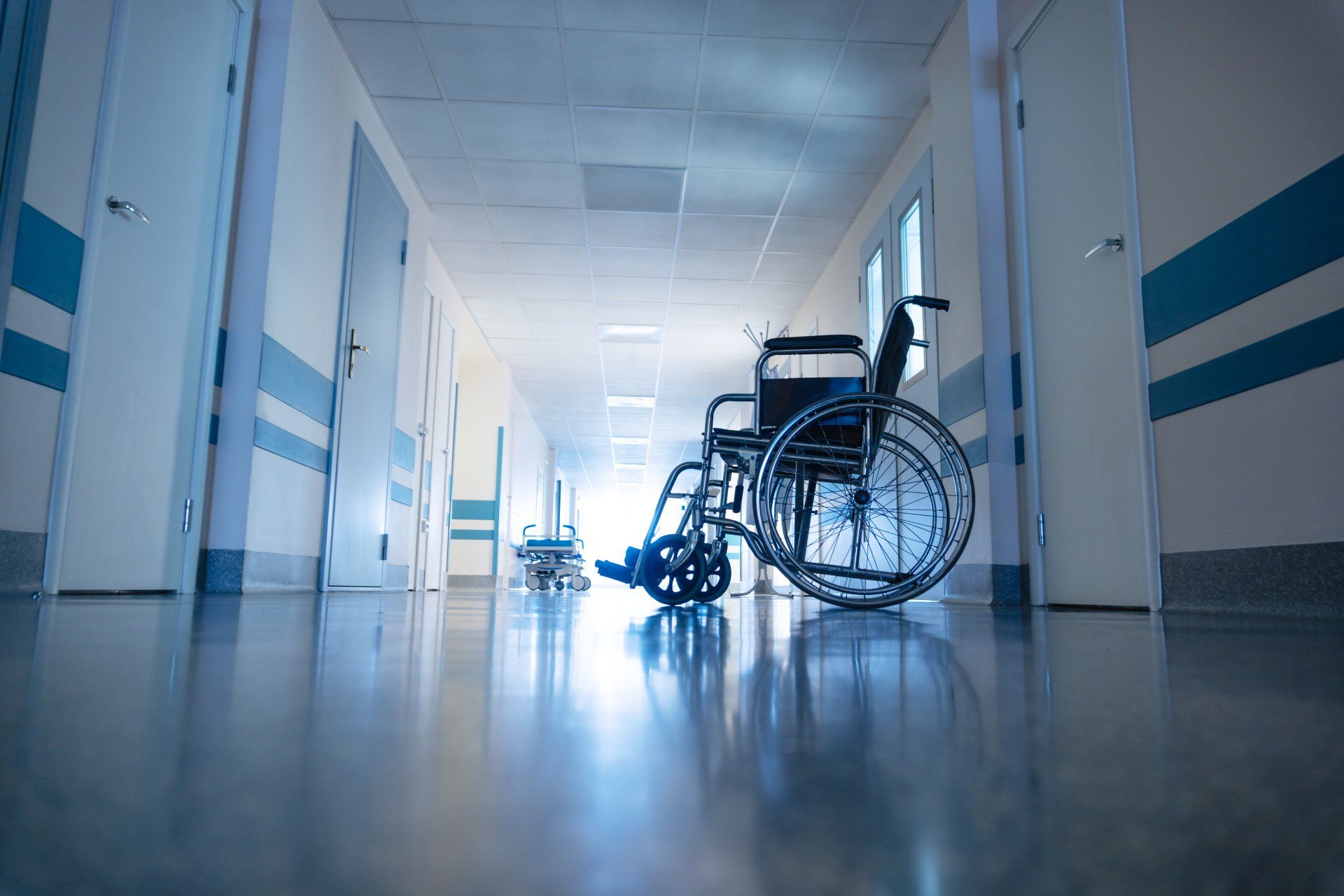 Leerer Rollstuhl im verlassenen Gang eines Krankenhauses