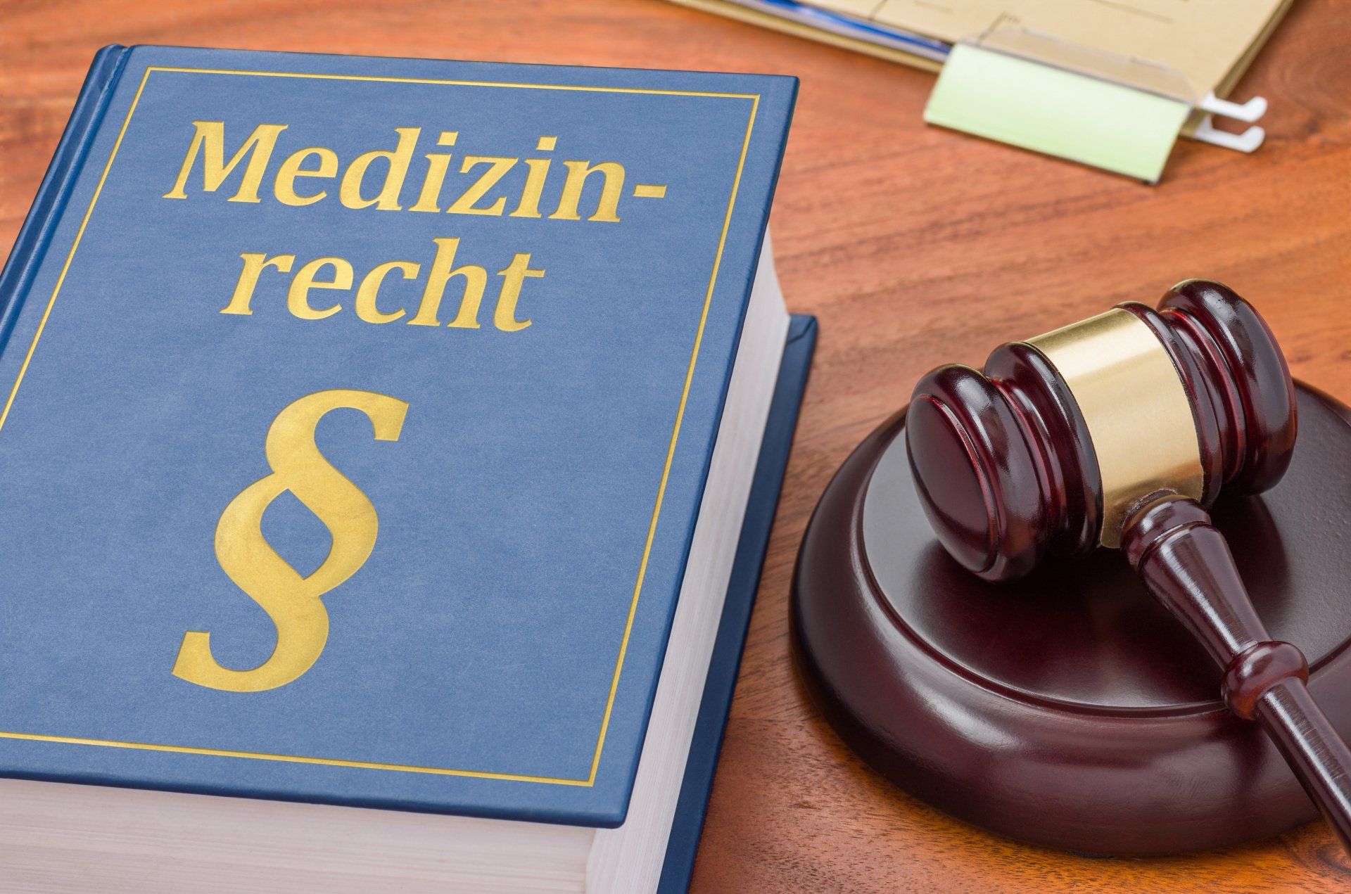 Gesetzesbuch zum Medizinrecht und Richterhammer Gesetzesbuch zum Medizinrecht und Richterhammer