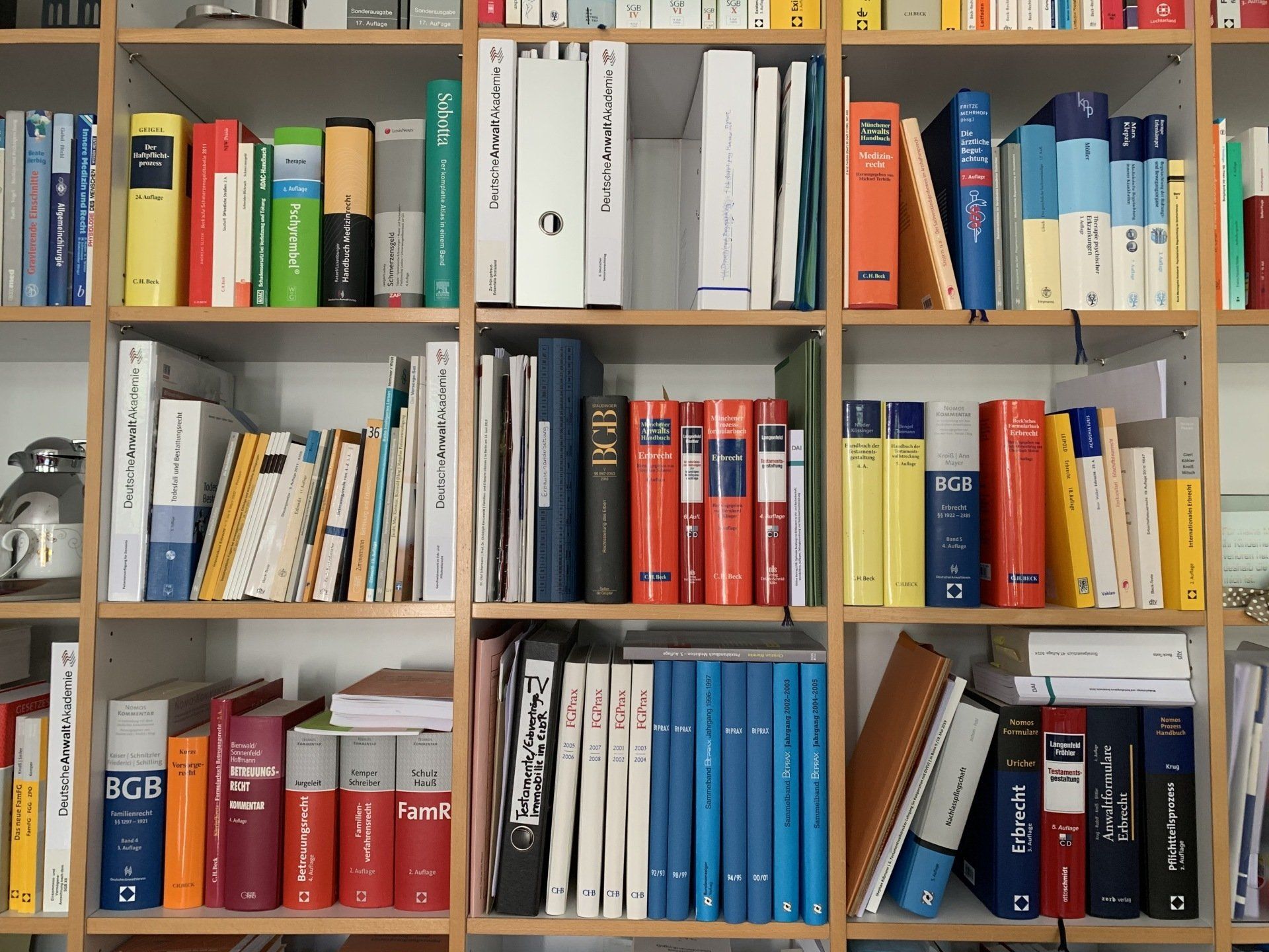 Ausschnitt Bibliothek Rechtsanwaltskanzlei Sybille M. Meier und Kolleginnen Ausschnitt Bibliothek Rechtsanwaltskanzlei Seniorenrecht Betreuungsrecht Berlin