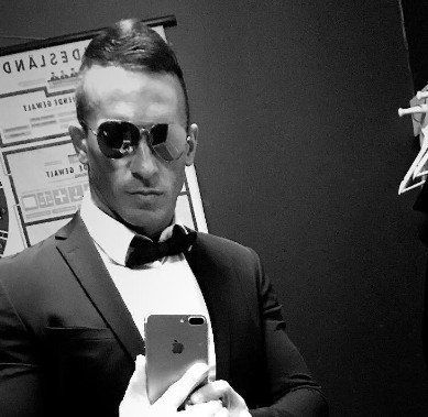 Stripper Yunis buchen