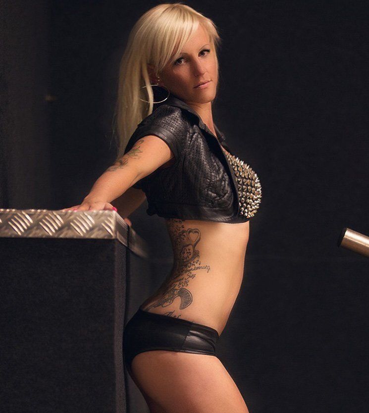 Stripperin Andrina aus Rostock