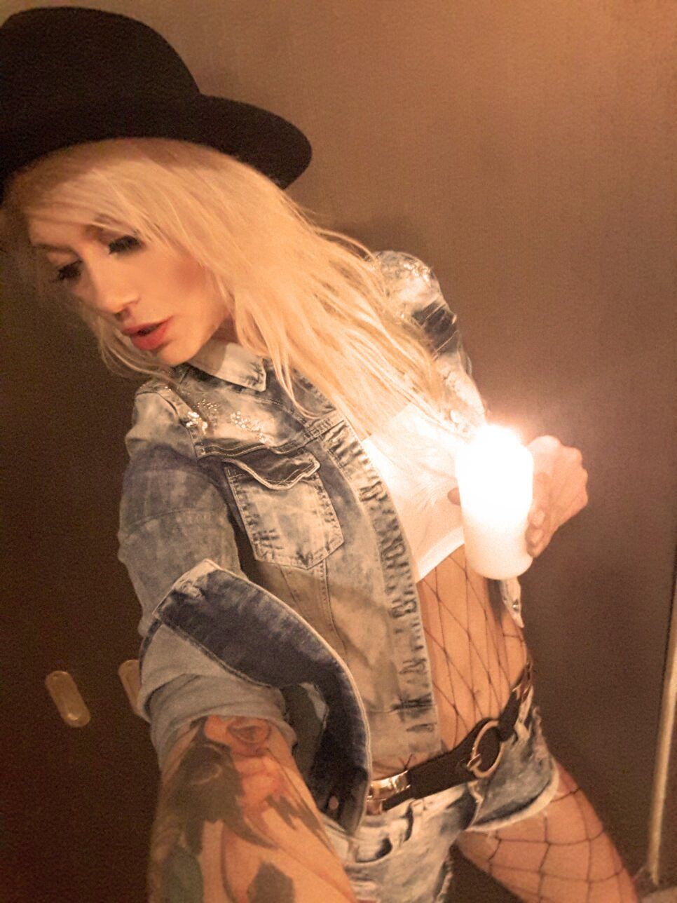 Stripperin Cora aus Berlin, sexy Kurven, blonde Stripperin