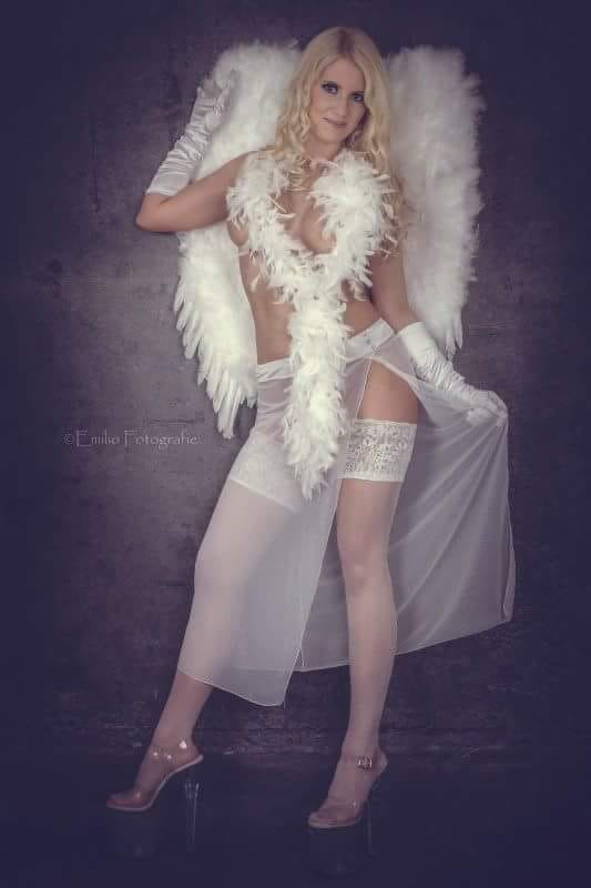 Stripperin Rachel Hunter aus Hanau