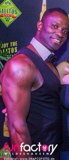 Stripper Steve, Stripper Bremen, schwarzer stripper, neger stripper, dunkelhäutiger stripper, www.strip-buchen.de, stripper günstig buchen, manstrip