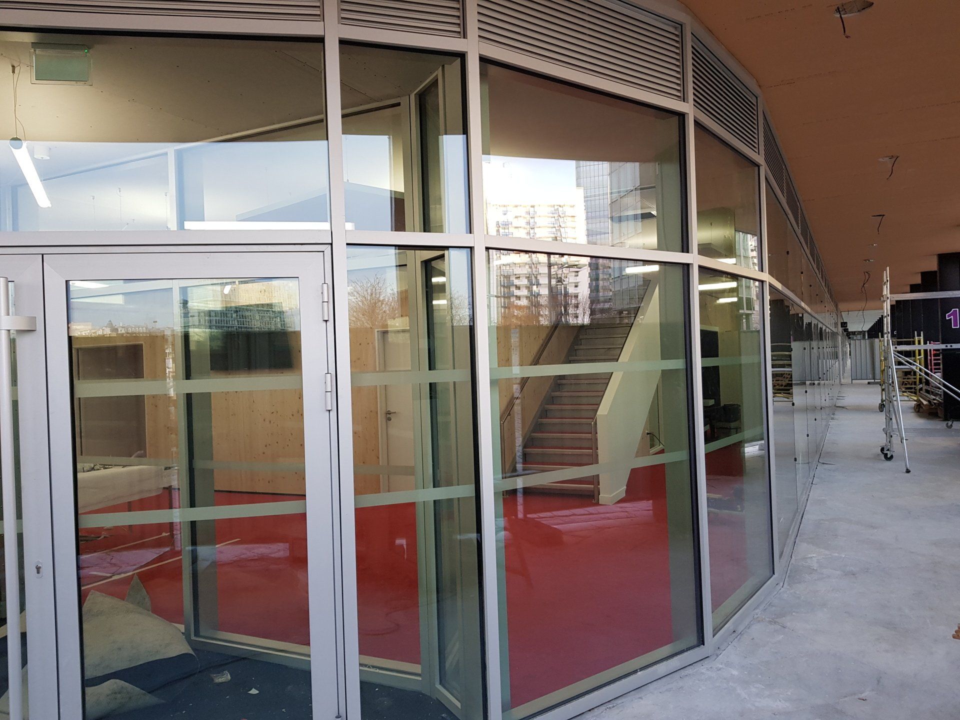 façade vitrée multidirectionnelle aluminium