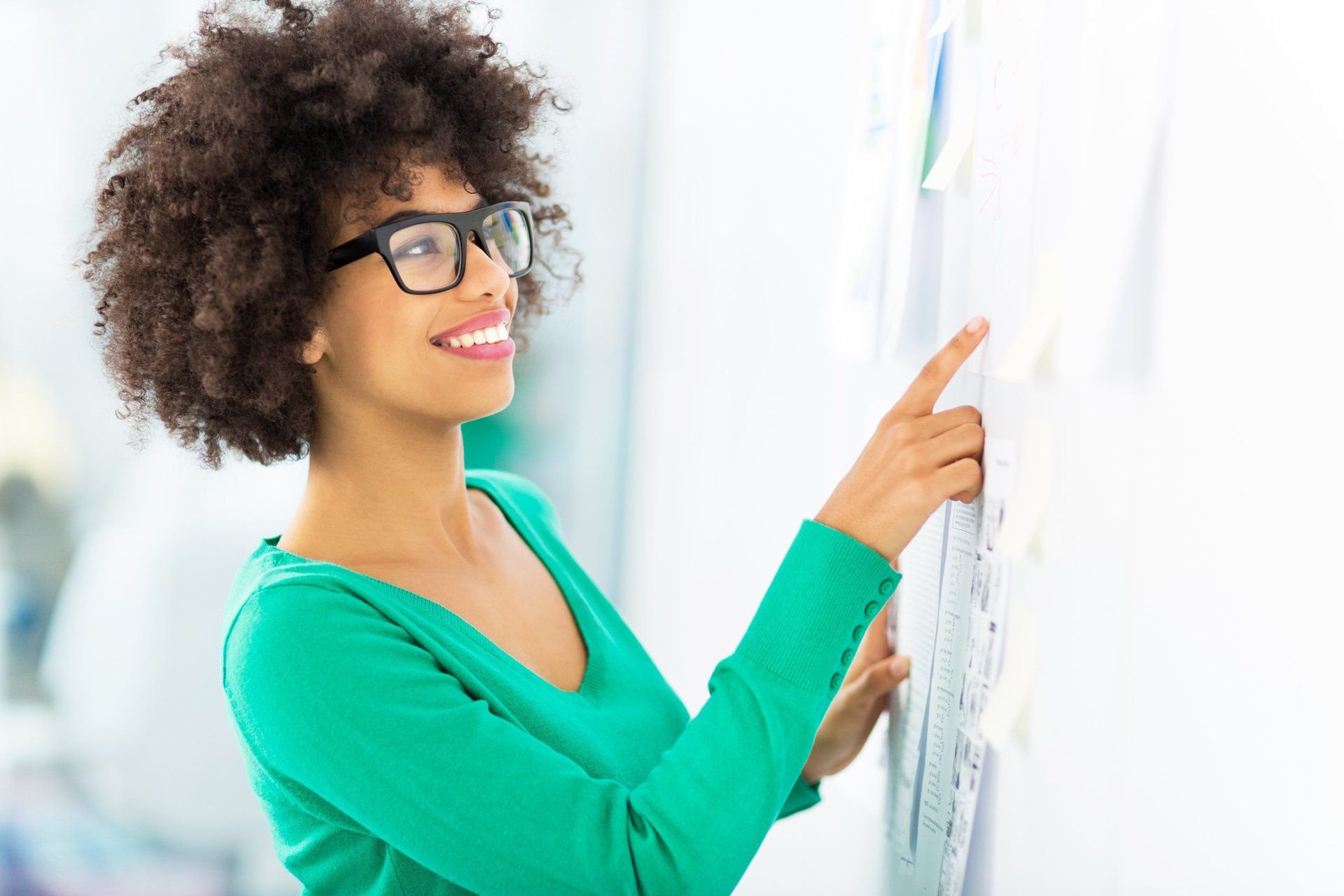 Eine Frau zeigt auf eine Tafel
