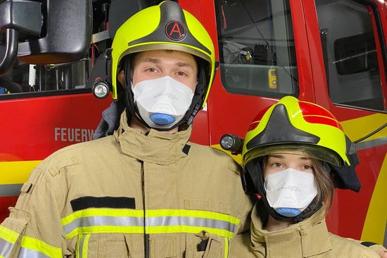 Breath-Clear® Premium Atemschutz für alle Sicherheitskräfte im Einsatz! Die duale Filtration des Atemventils blockiert zusätzlich Rauch und gefährliche Partikel. Rüsten Sie Ihr Team mit der Breath-Clear® Technologie aus. Besuchen Sie unseren Shop, und bestellen Sie Ihre Breath-Clear® Atemschutzmasken für Ihr Team. Sicherheitskräfte im Einsatz