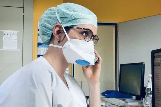 Breath-Clear® Revolutionäre Masken für Ärzte und Fachleute im OP-Saal! Optimaler Komfort, Atmungsaktivität und Schutz. Fortschrittliche Filtration, enge Passform, klare Sicht. Jetzt dabei sein und den Unterschied erleben! Gesundheit und Pflege